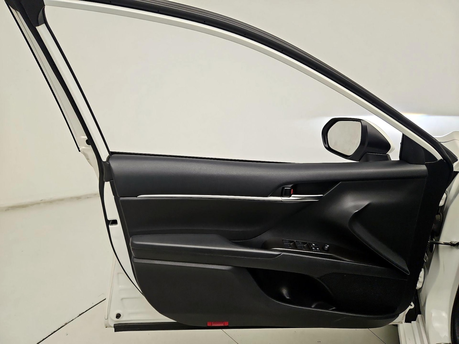2023 Toyota Camry SE - Photo 13