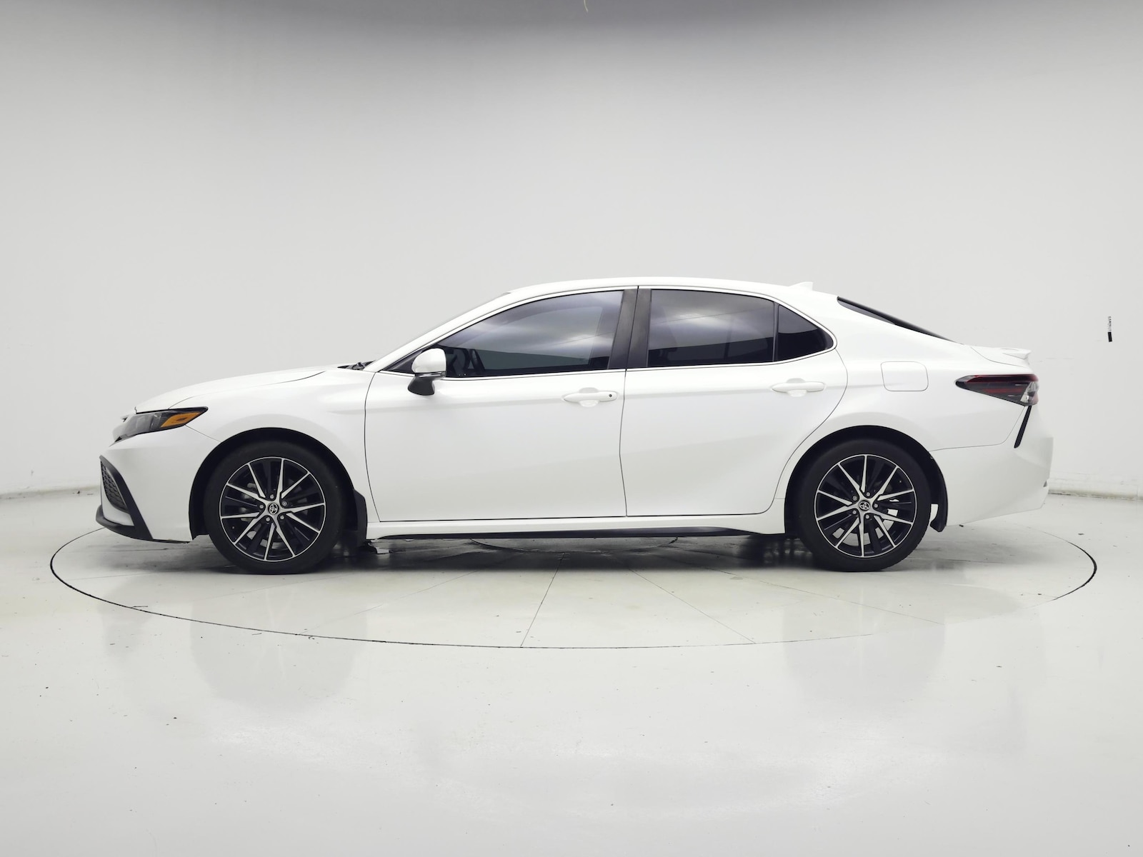 2023 Toyota Camry SE - Photo 4