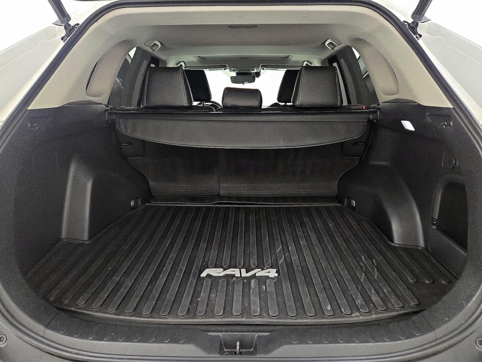 2022 Toyota RAV4 XLE - Photo 22