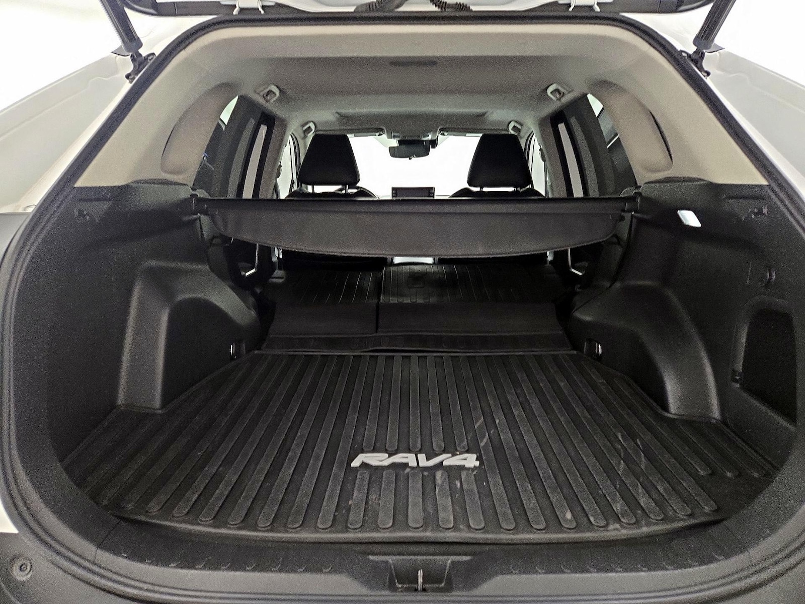 2022 Toyota RAV4 XLE - Photo 23