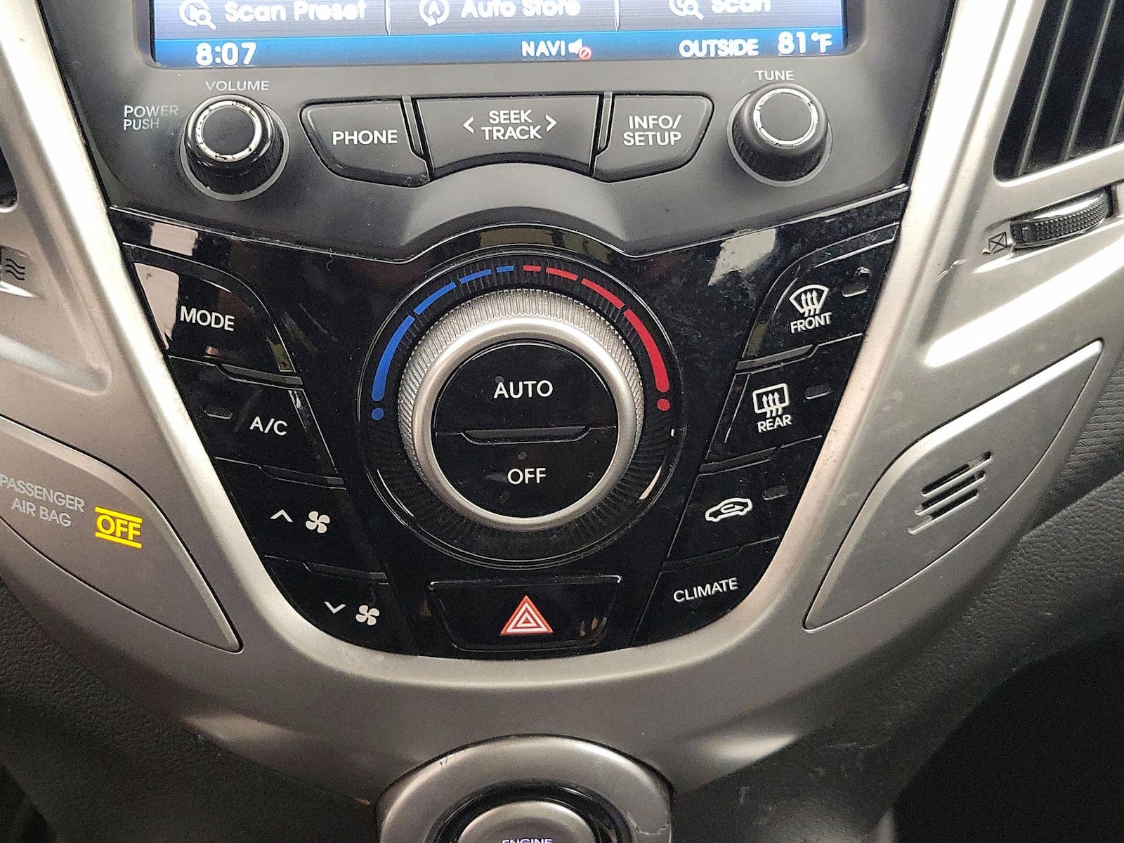 2015 Hyundai Veloster Base - Photo 17