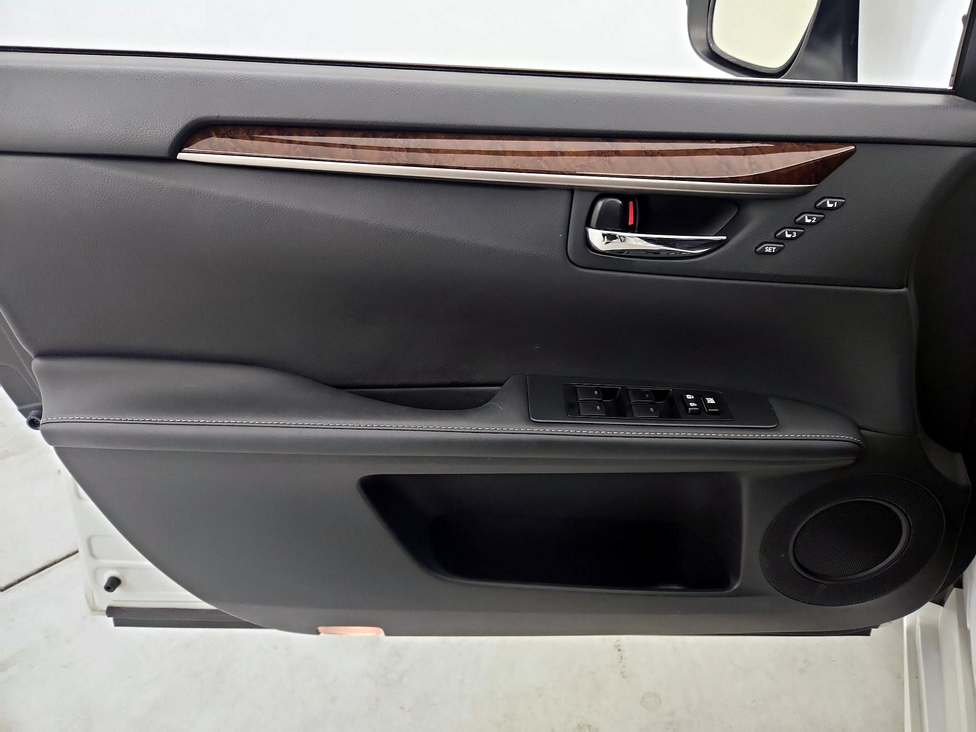 Thumbnail: 2015 Lexus ES - 12