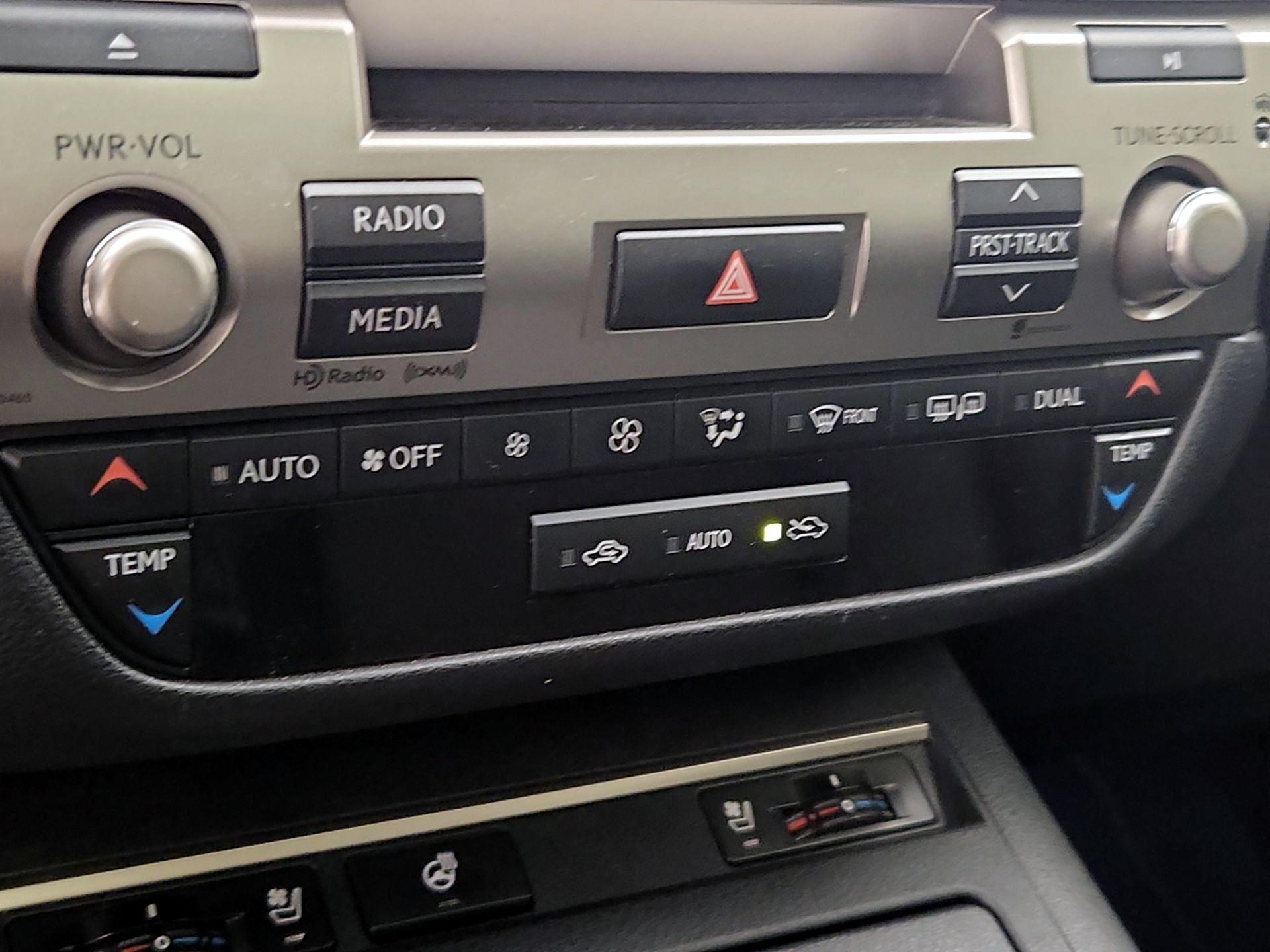 Thumbnail: 2015 Lexus ES - 16