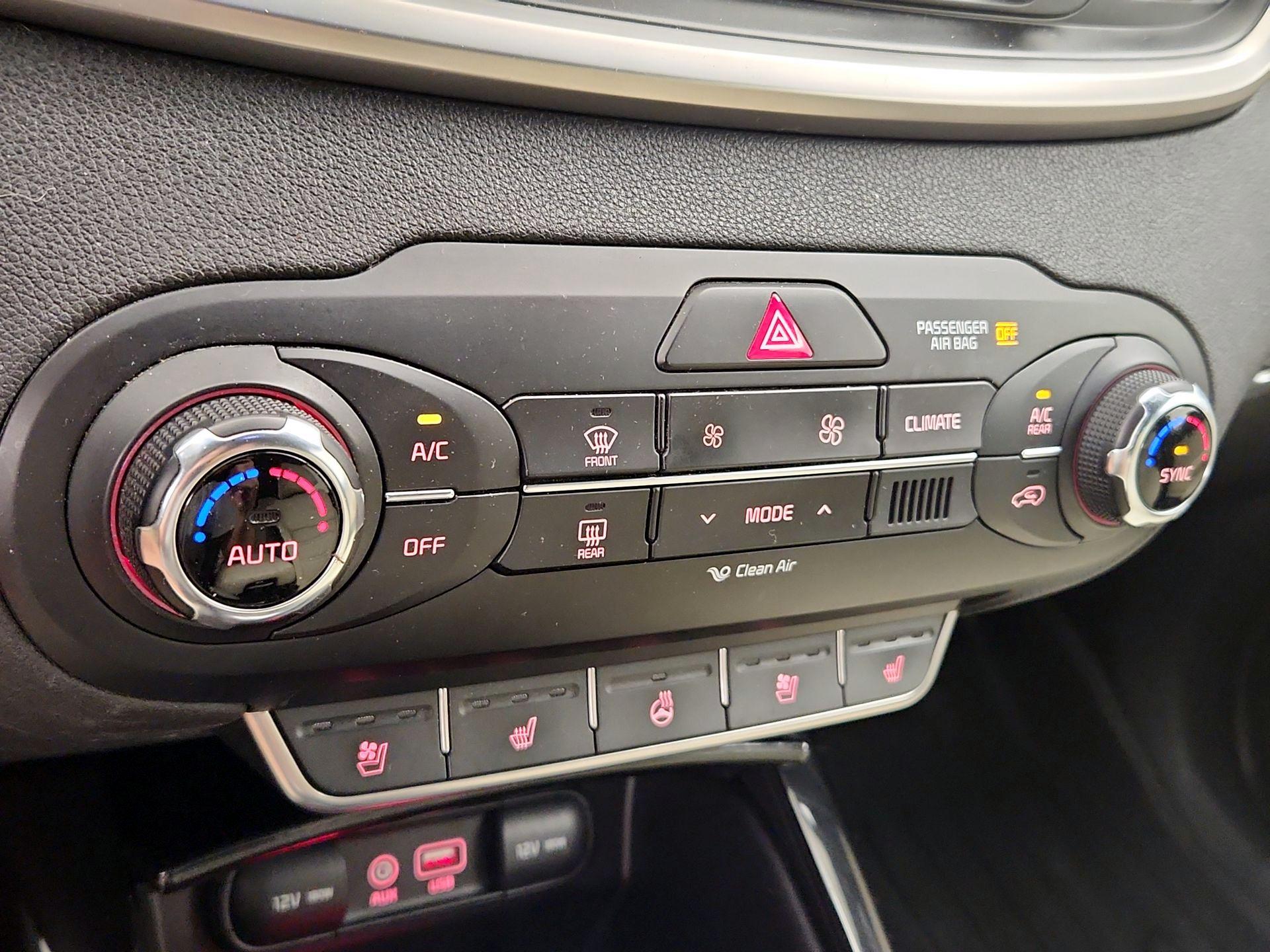 Thumbnail: 2016 Kia Sorento - 17
