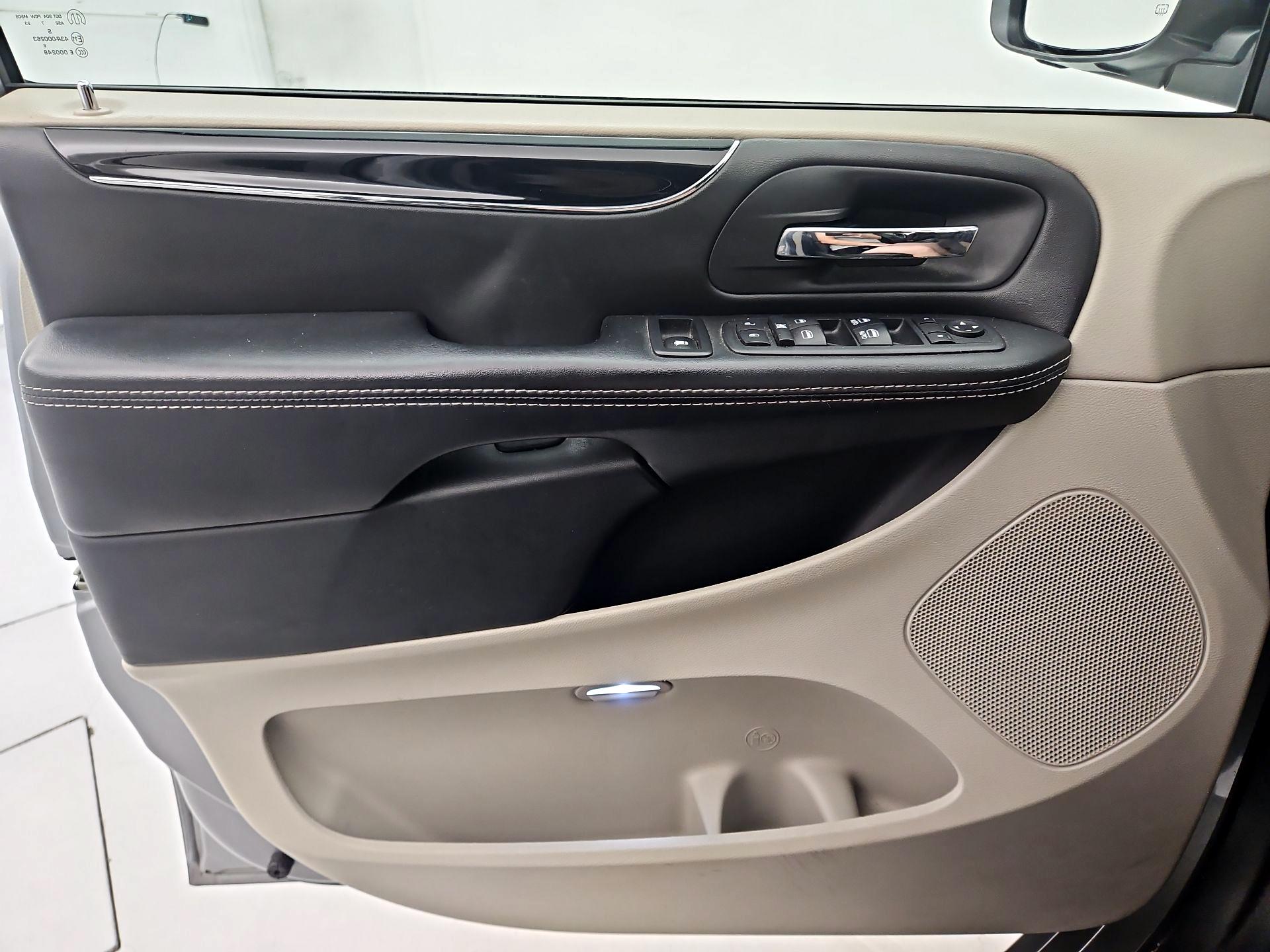 Thumbnail: 2017 Dodge Grand Caravan - 12