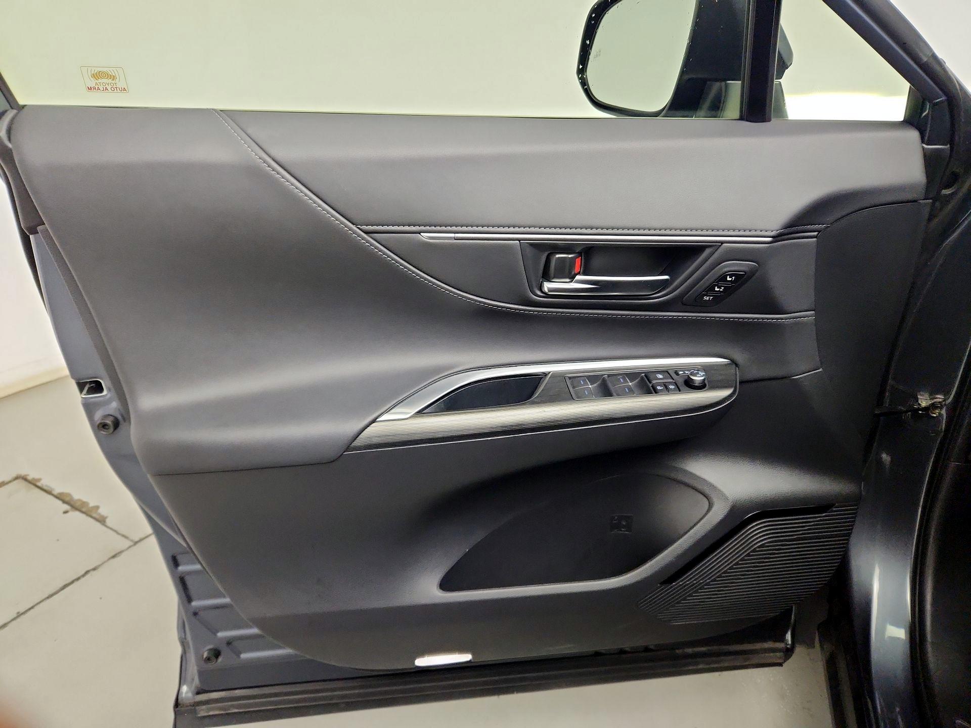 Thumbnail: 2021 Toyota Venza - 12