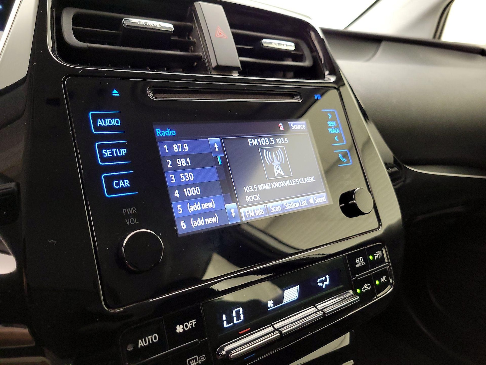 2019 Toyota Prius LE - Photo 16