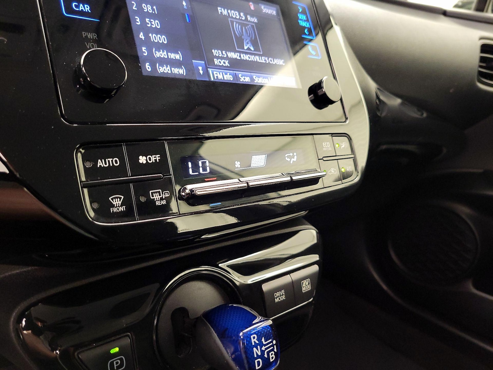 2019 Toyota Prius LE - Photo 17
