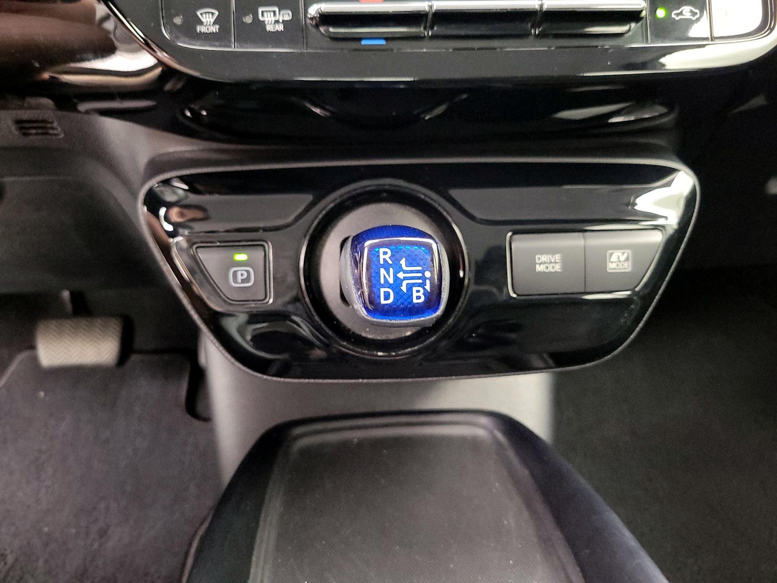 2019 Toyota Prius LE - Photo 18