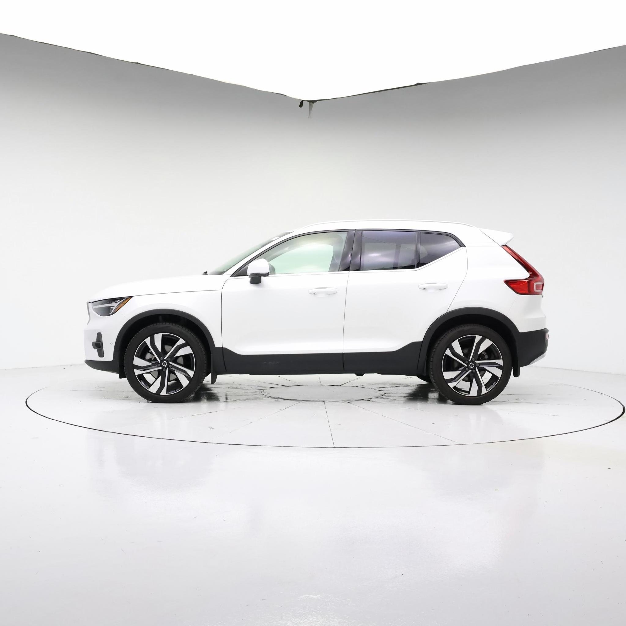 Thumbnail: 2025 Volvo XC40 - 3