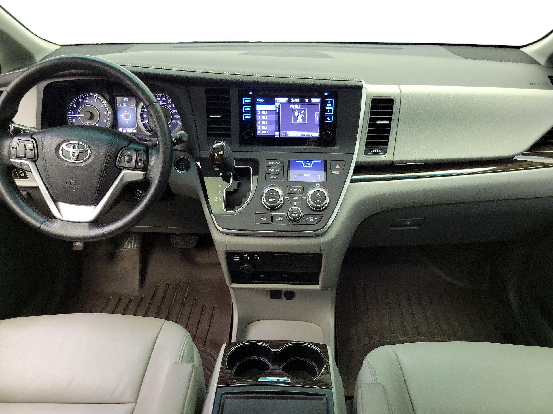 Thumbnail: 2015 Toyota Sienna - 9