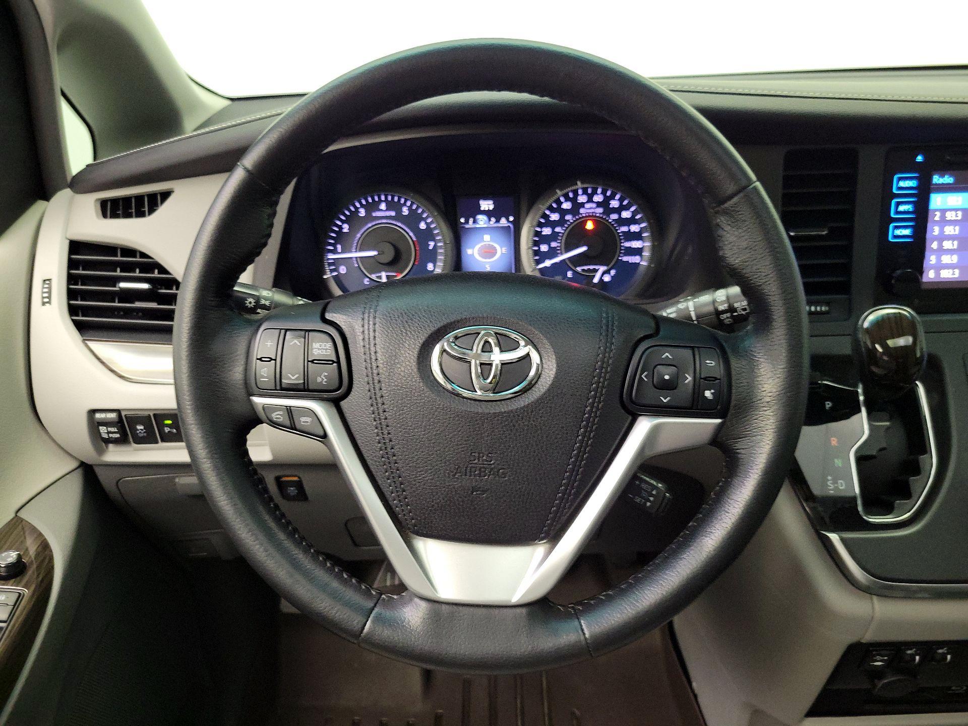 Thumbnail: 2015 Toyota Sienna - 10