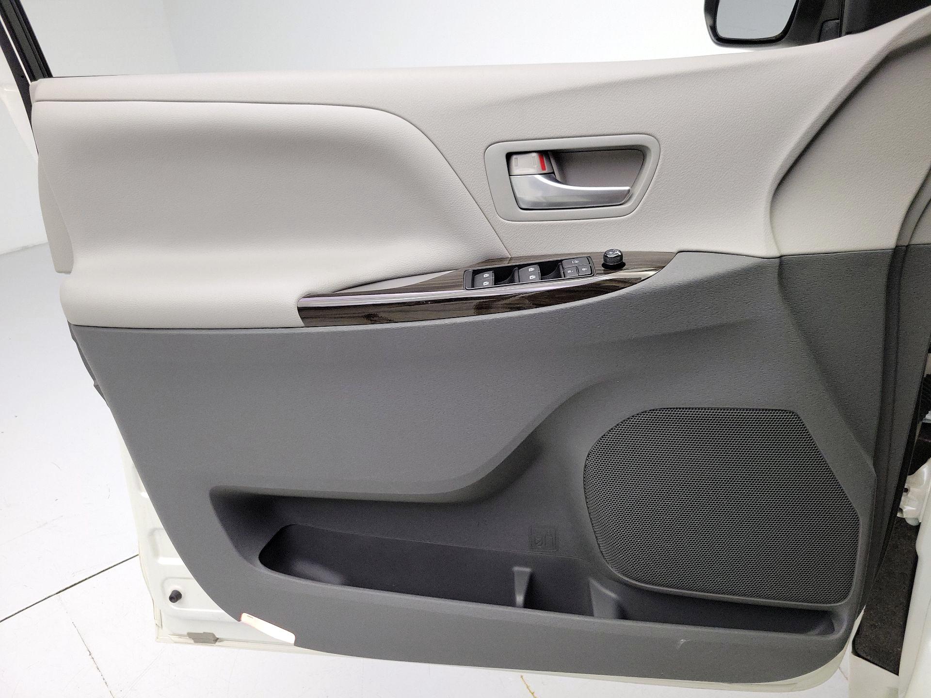 Thumbnail: 2015 Toyota Sienna - 12