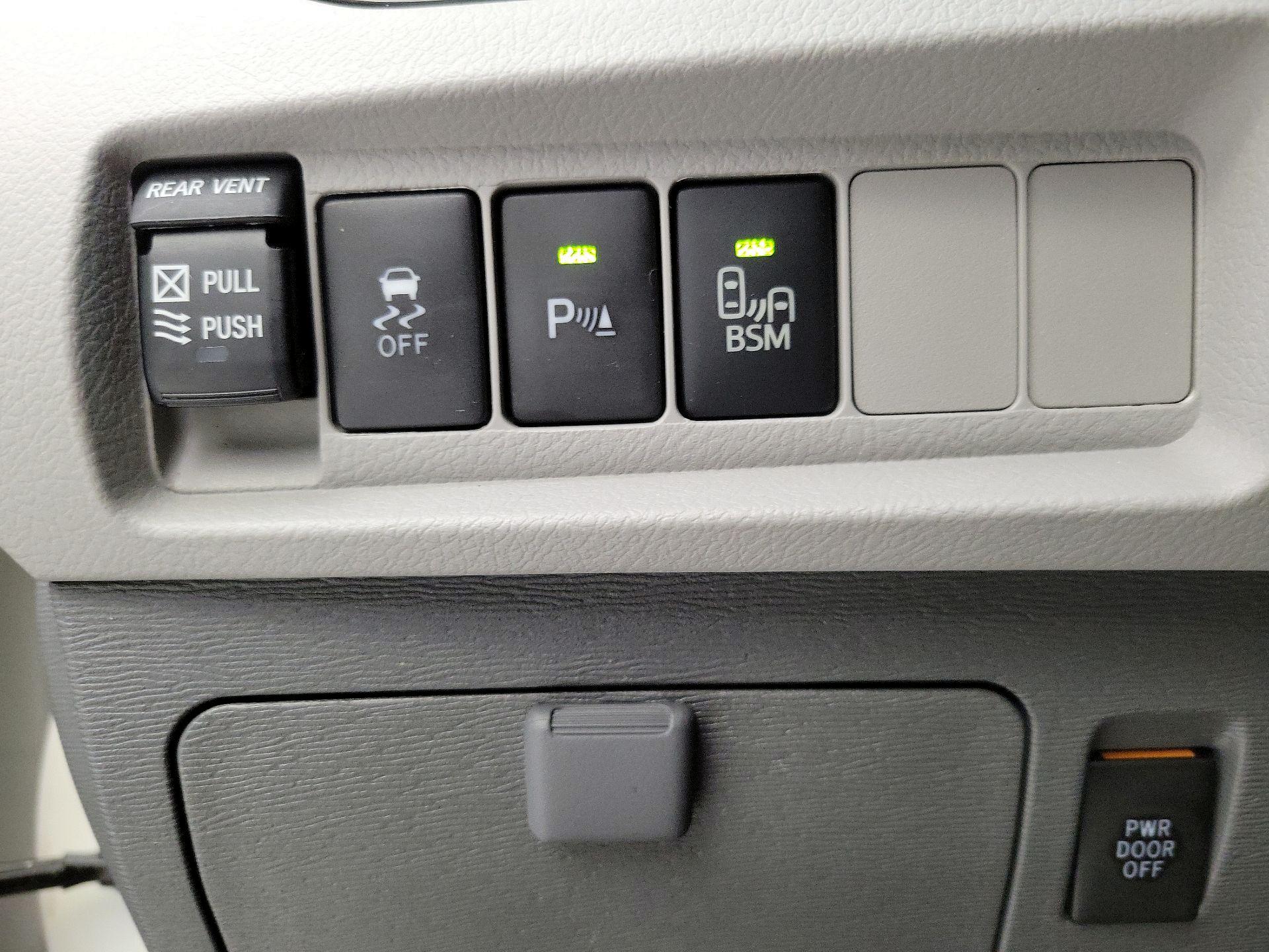 Thumbnail: 2015 Toyota Sienna - 13