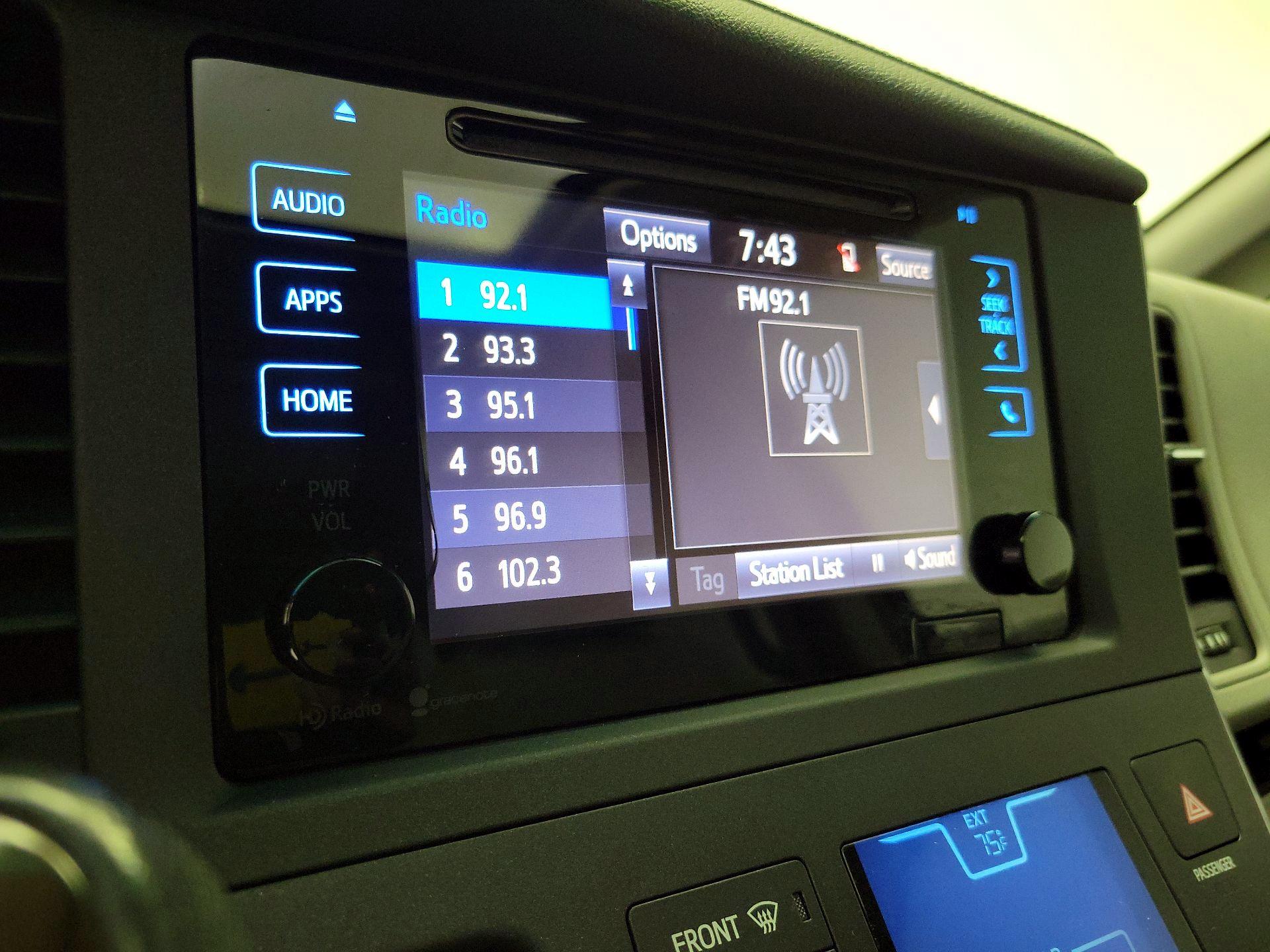 Thumbnail: 2015 Toyota Sienna - 15