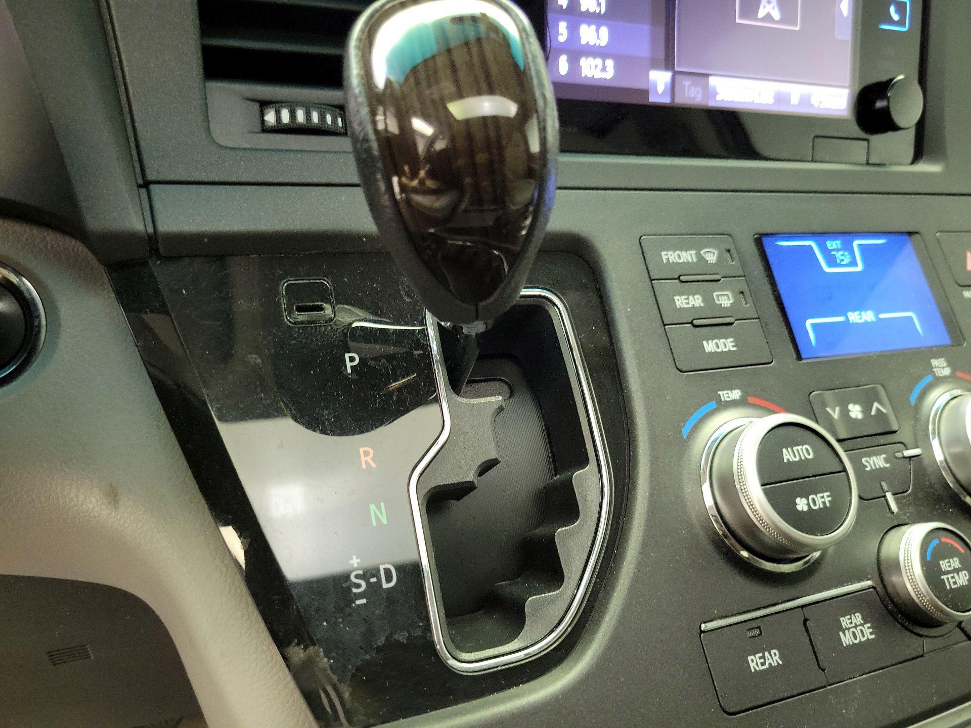 Thumbnail: 2015 Toyota Sienna - 17