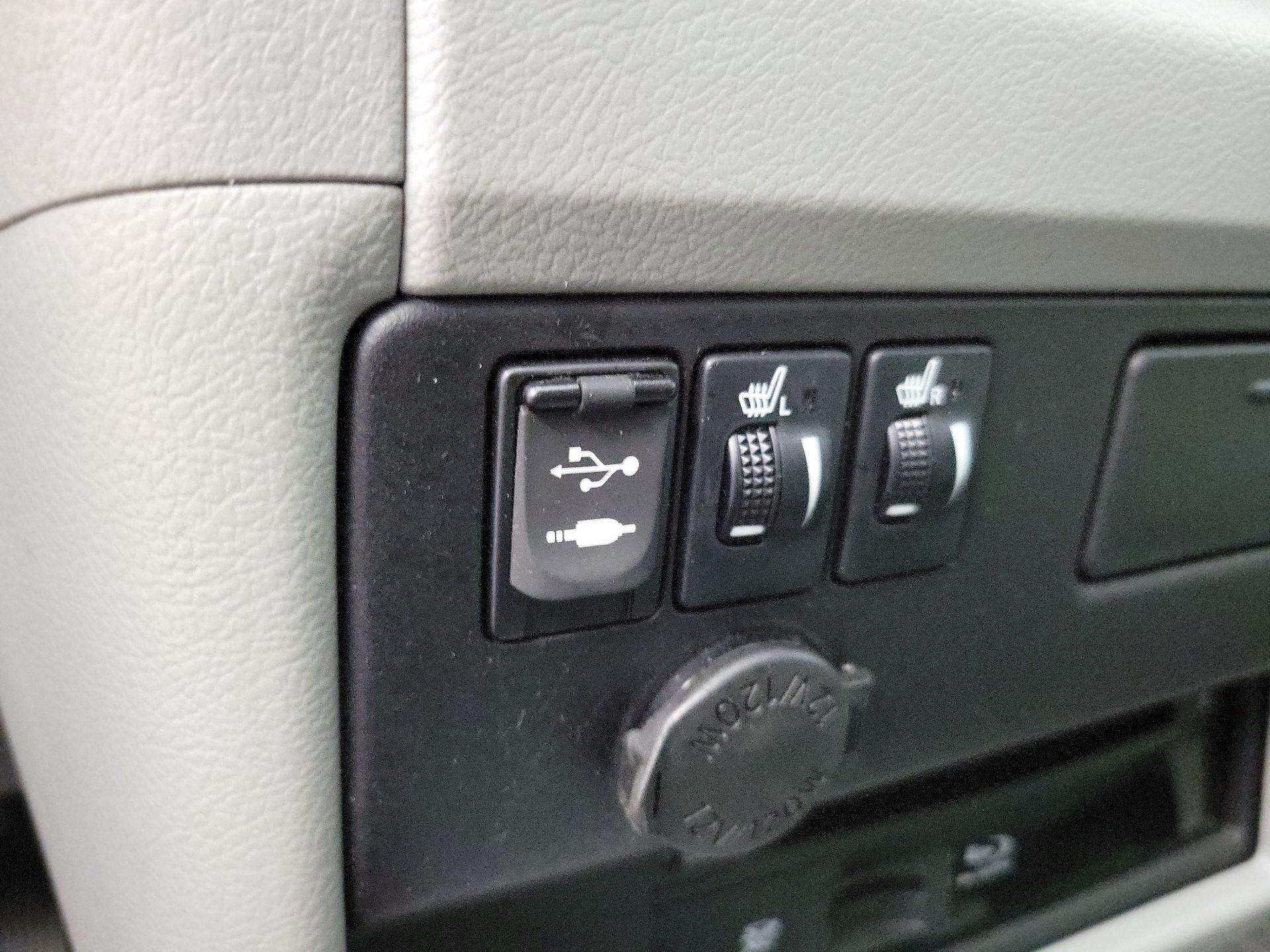 Thumbnail: 2015 Toyota Sienna - 18