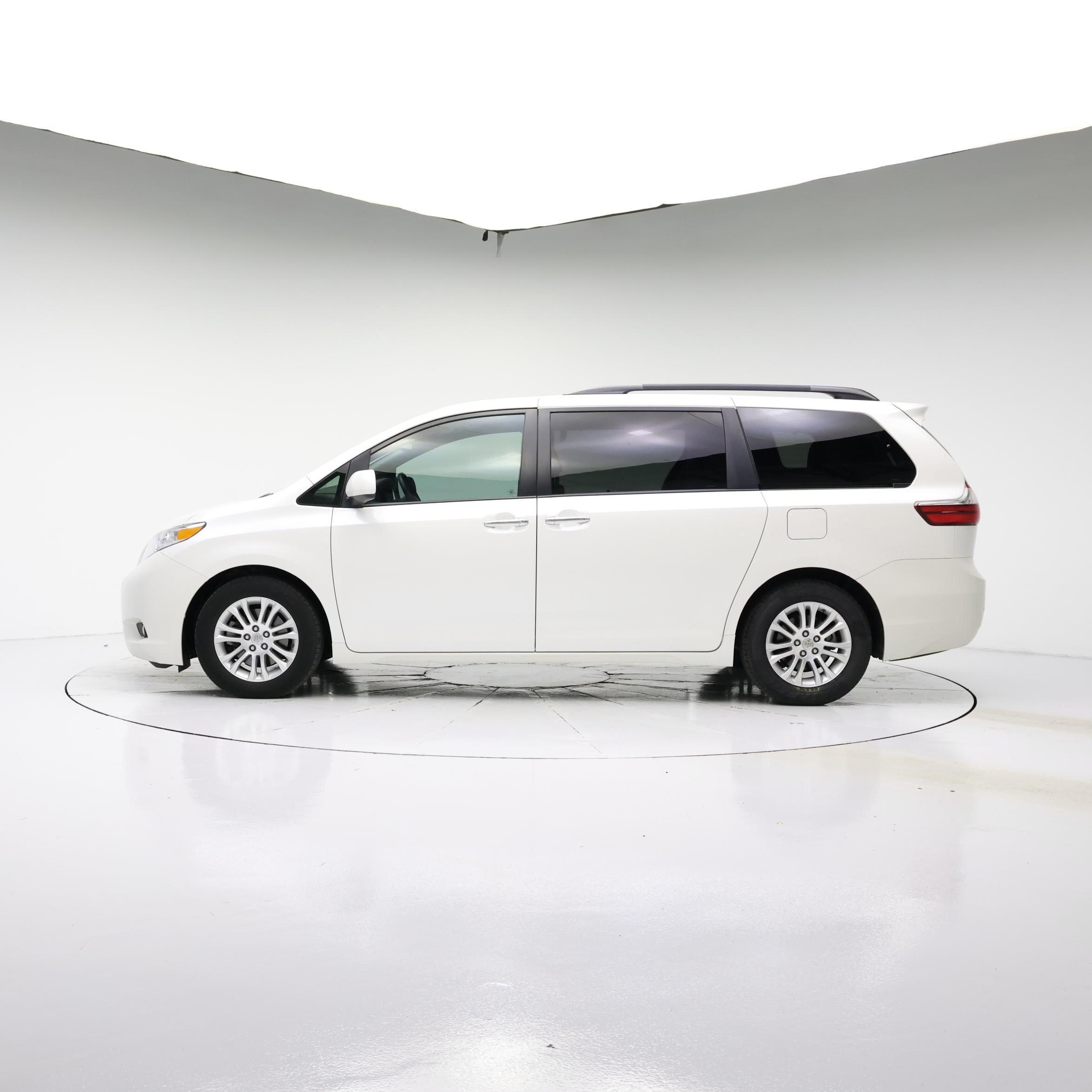 Thumbnail: 2015 Toyota Sienna - 3