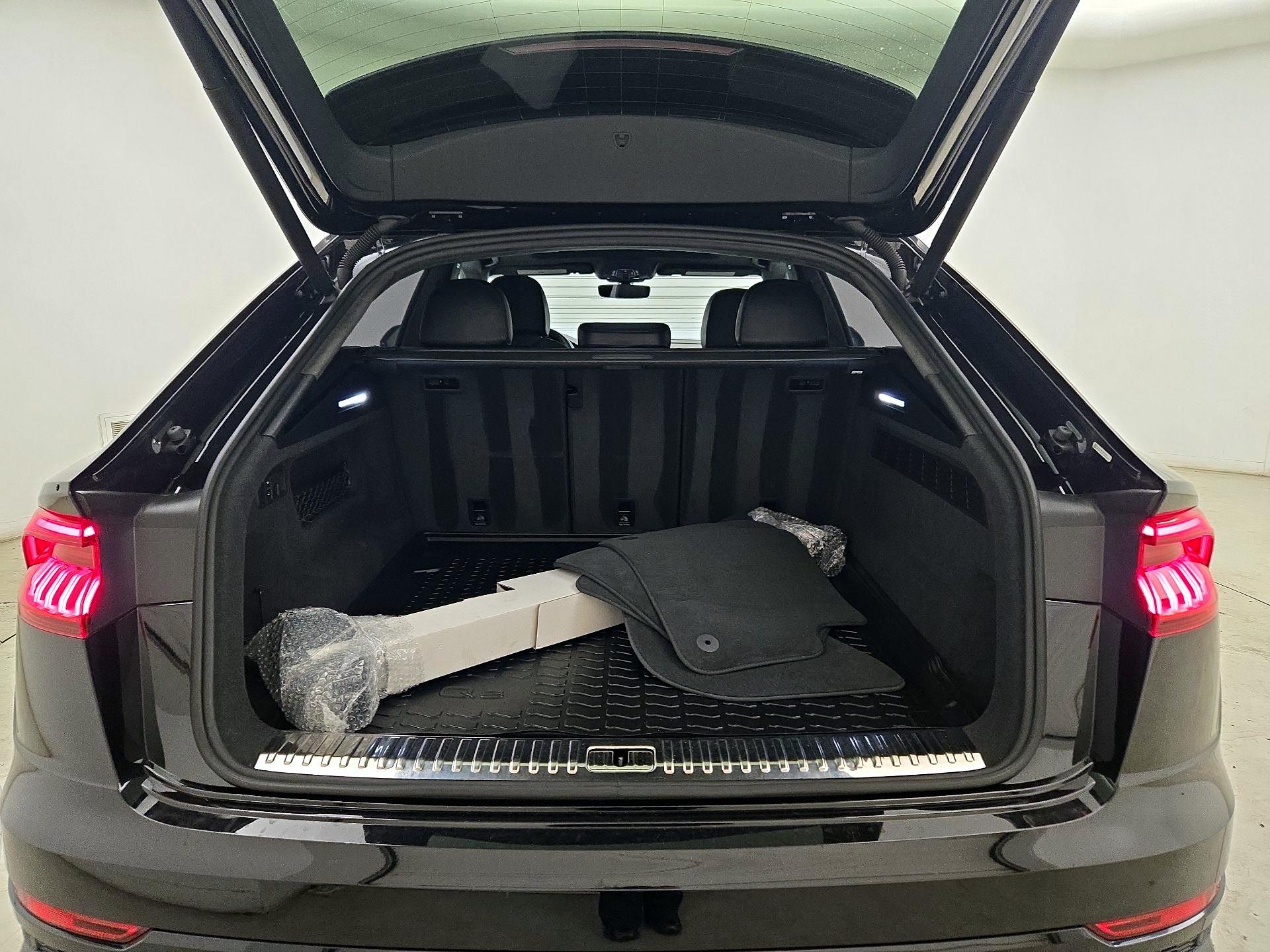 Thumbnail: 2019 Audi Q8 - 19