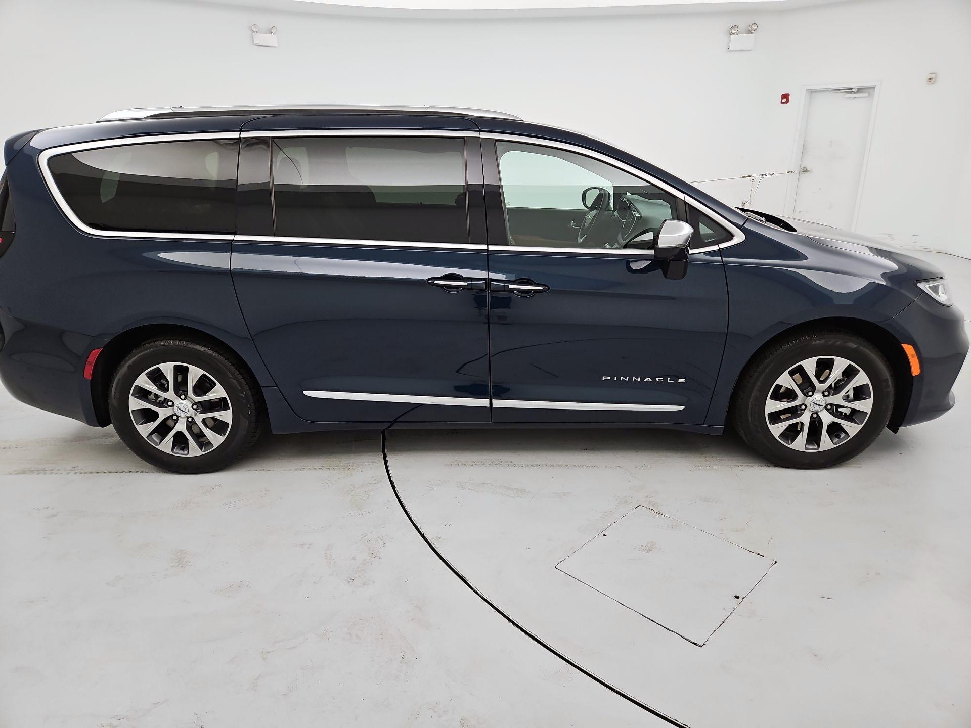 Thumbnail: 2023 Chrysler Pacifica - 4