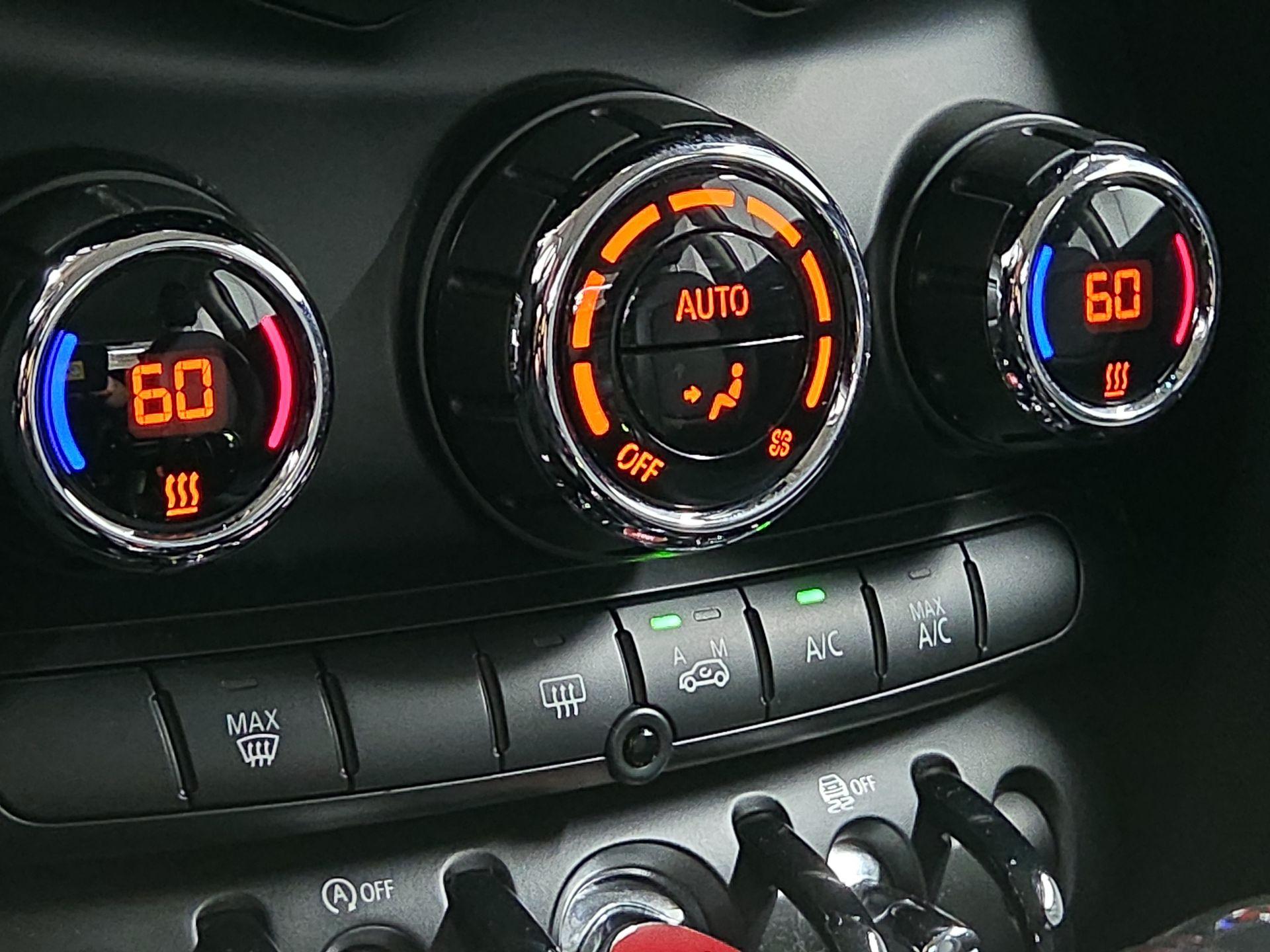 Thumbnail: 2015 MINI Cooper Hardtop - 15