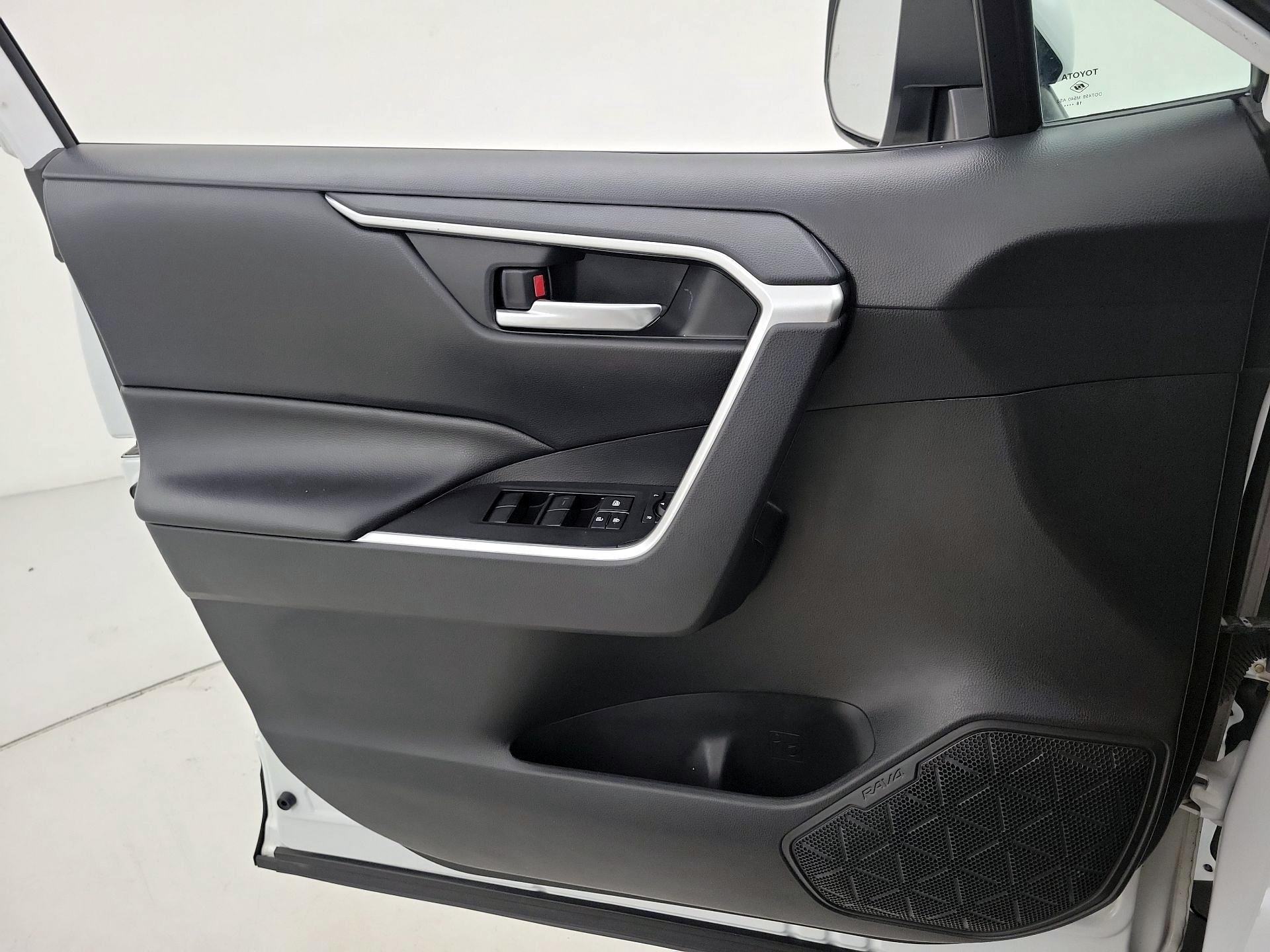 Thumbnail: 2019 Toyota RAV4 - 12