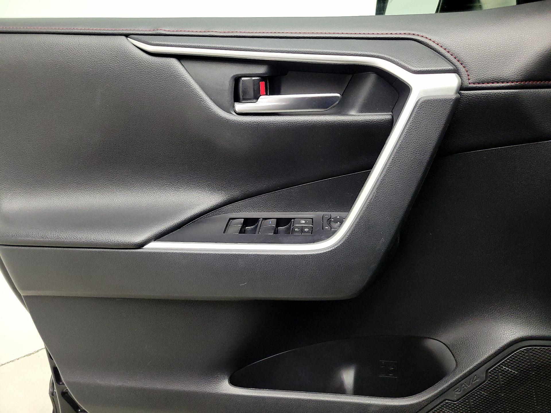 Thumbnail: 2020 Toyota RAV4 - 12