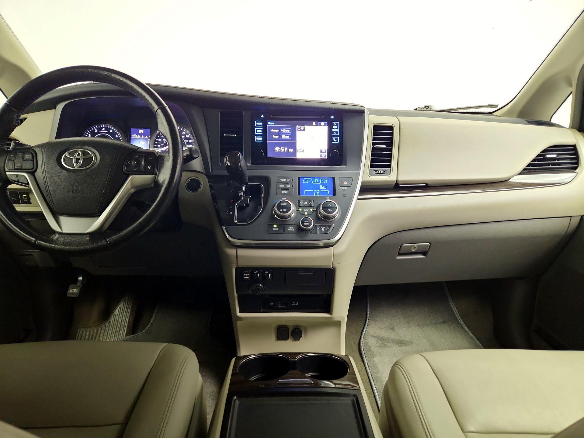 Thumbnail: 2017 Toyota Sienna - 9