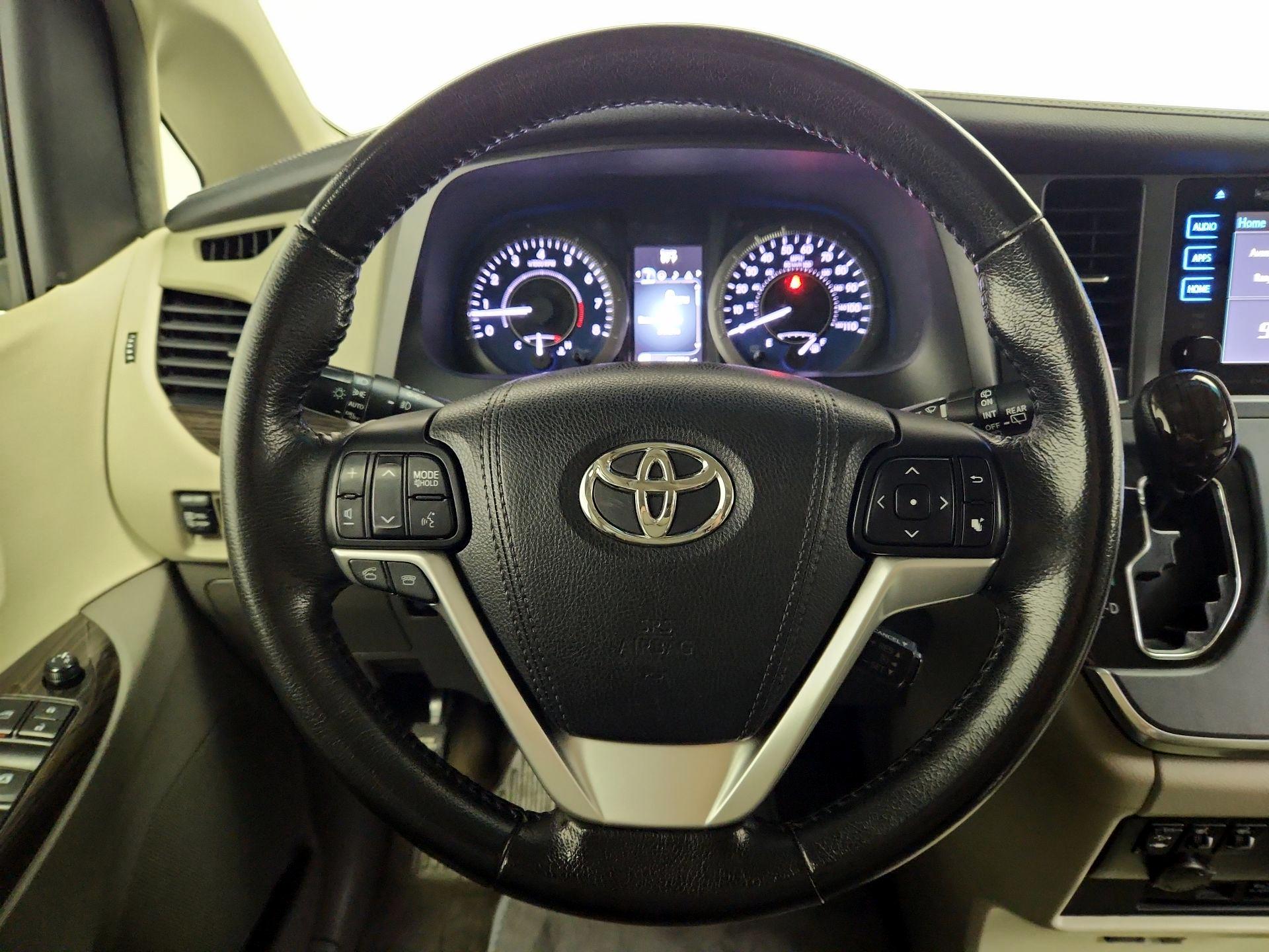 Thumbnail: 2017 Toyota Sienna - 10