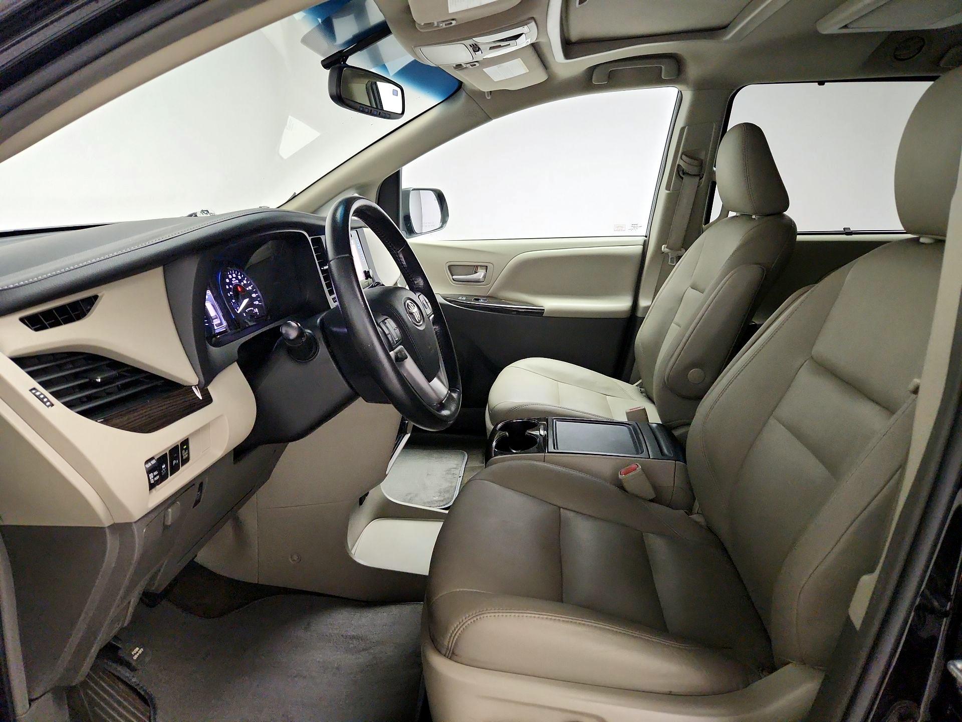 Thumbnail: 2017 Toyota Sienna - 11