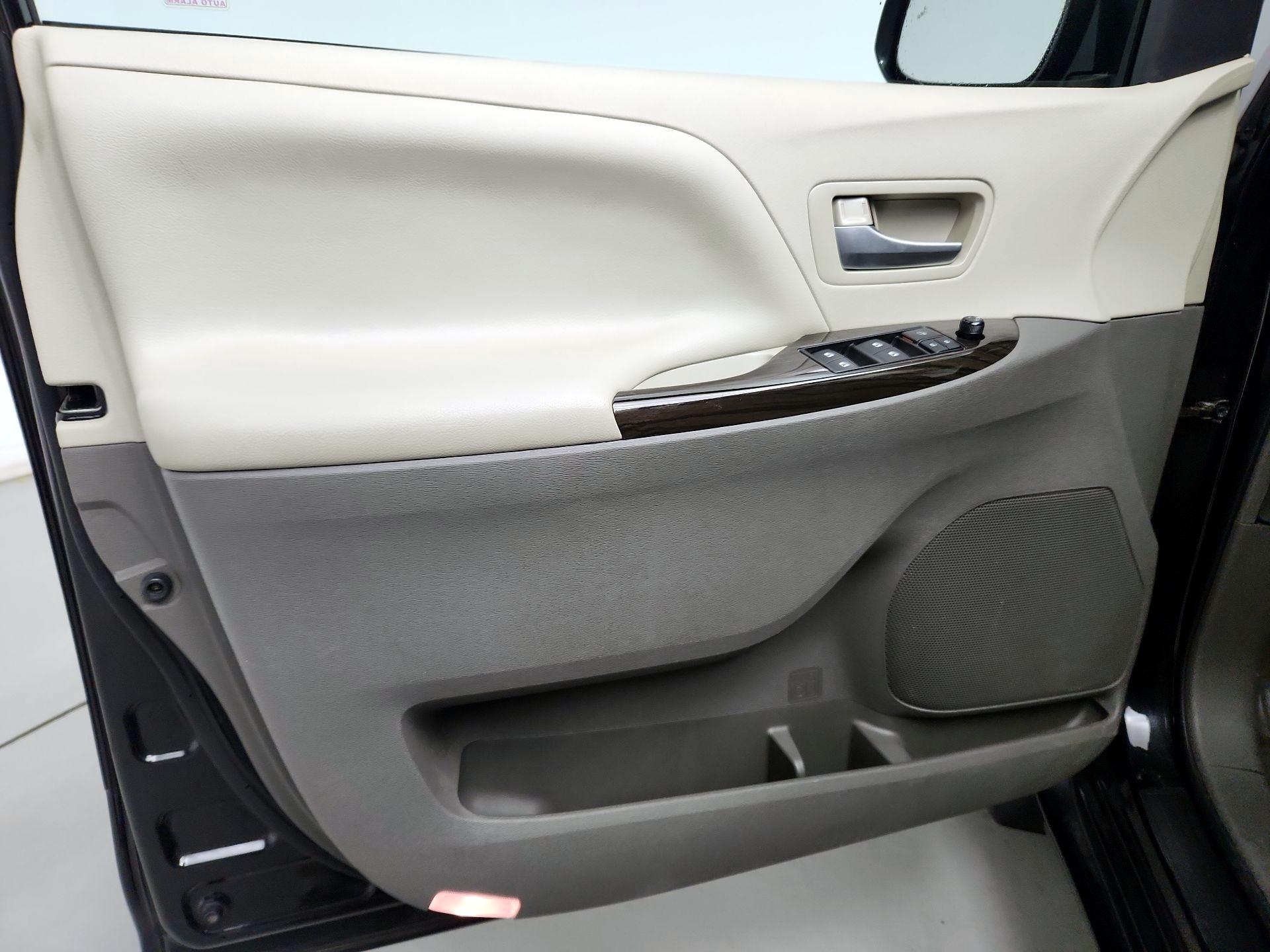 Thumbnail: 2017 Toyota Sienna - 12