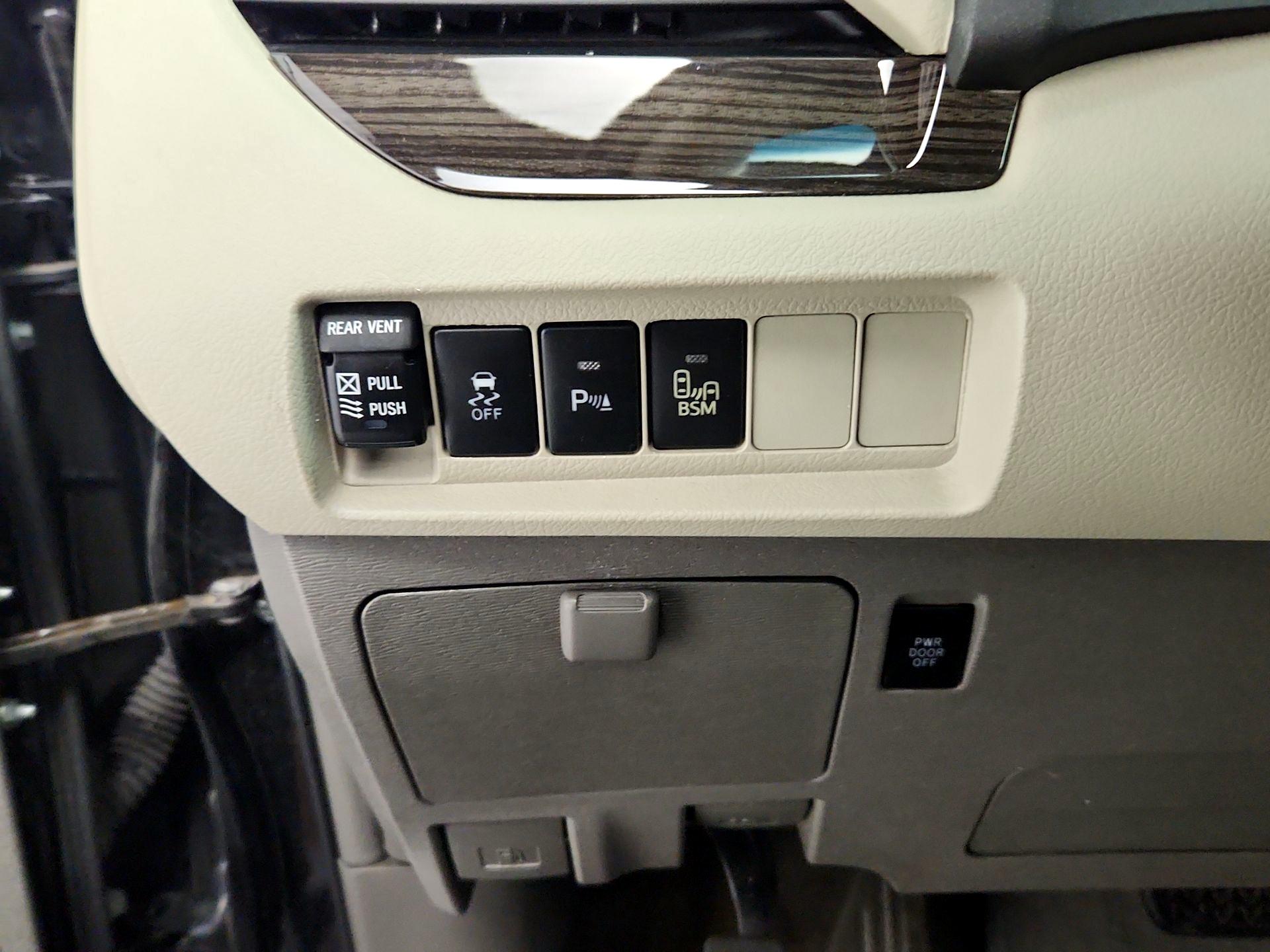 Thumbnail: 2017 Toyota Sienna - 13