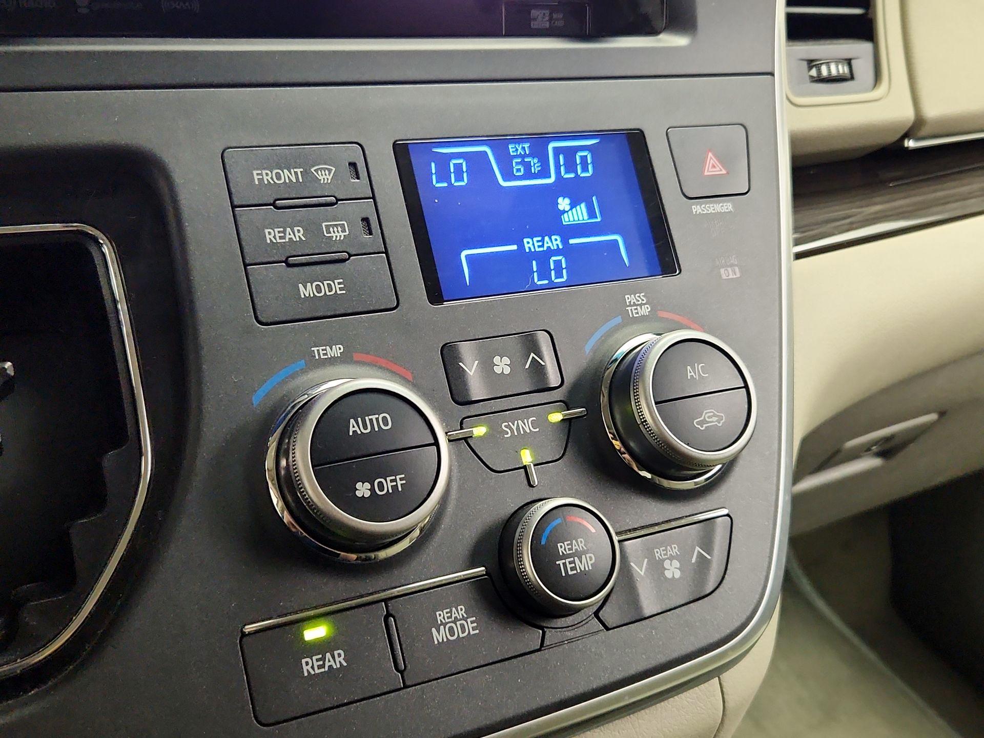 Thumbnail: 2017 Toyota Sienna - 17