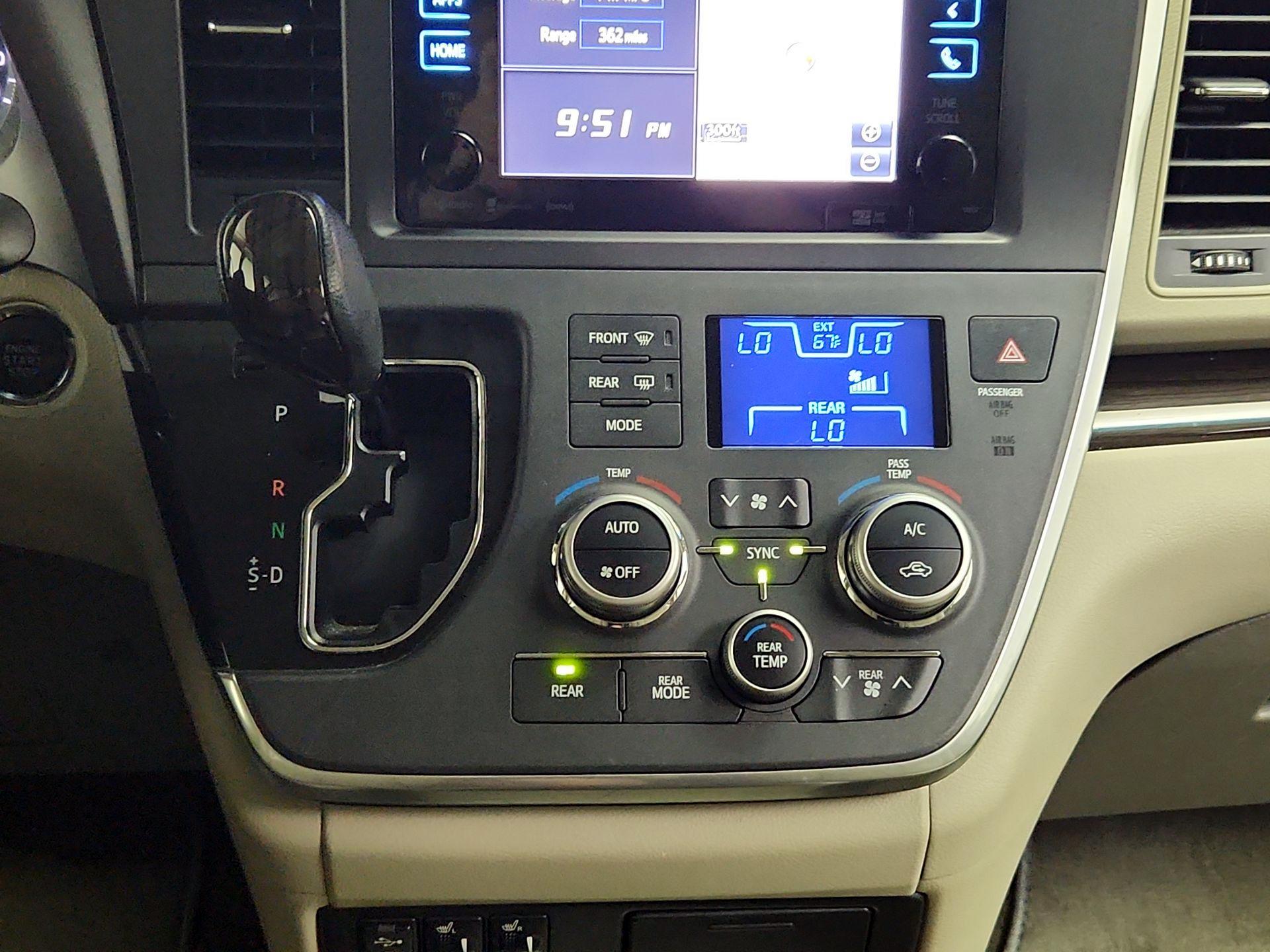 Thumbnail: 2017 Toyota Sienna - 18