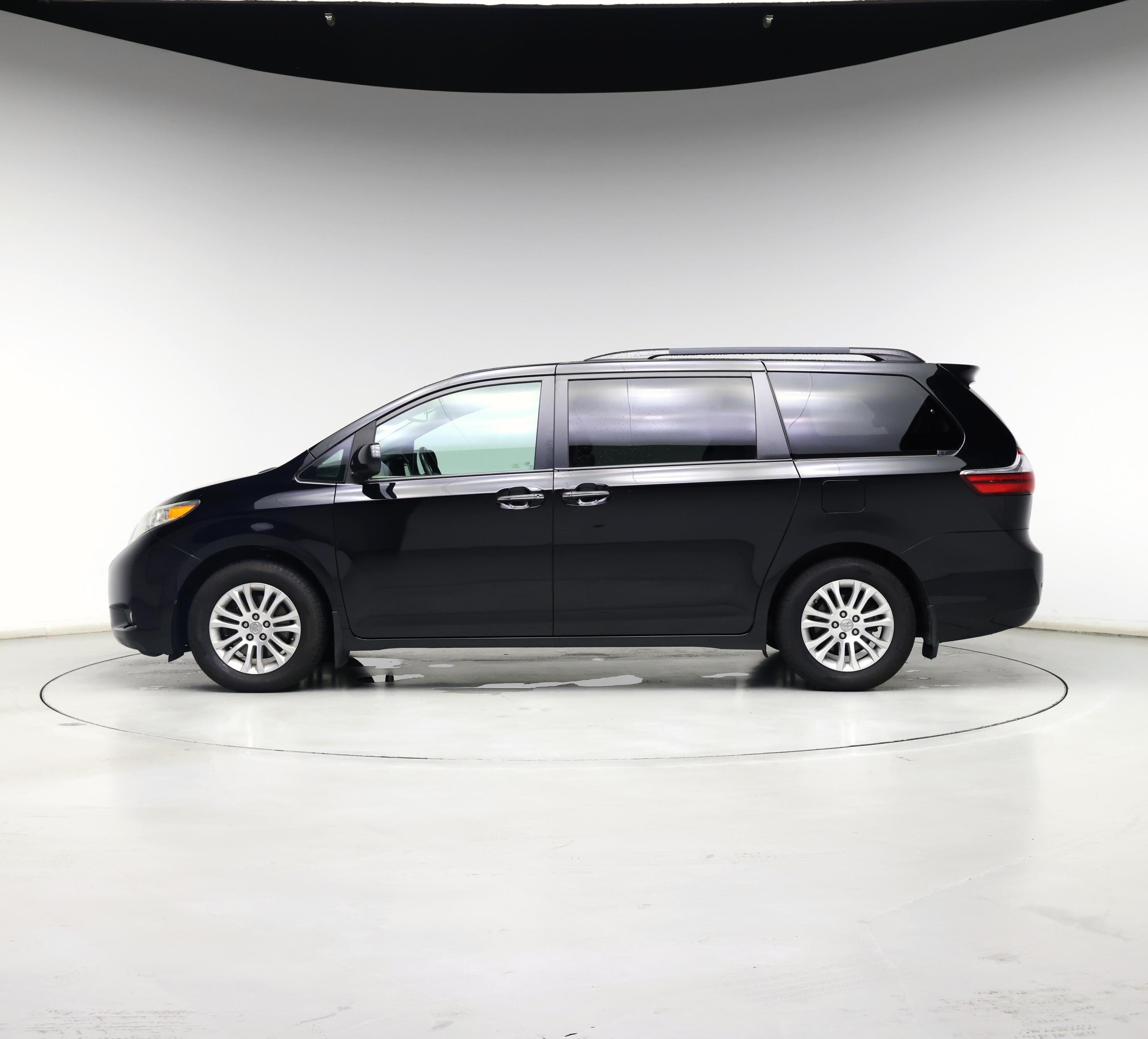Thumbnail: 2017 Toyota Sienna - 3