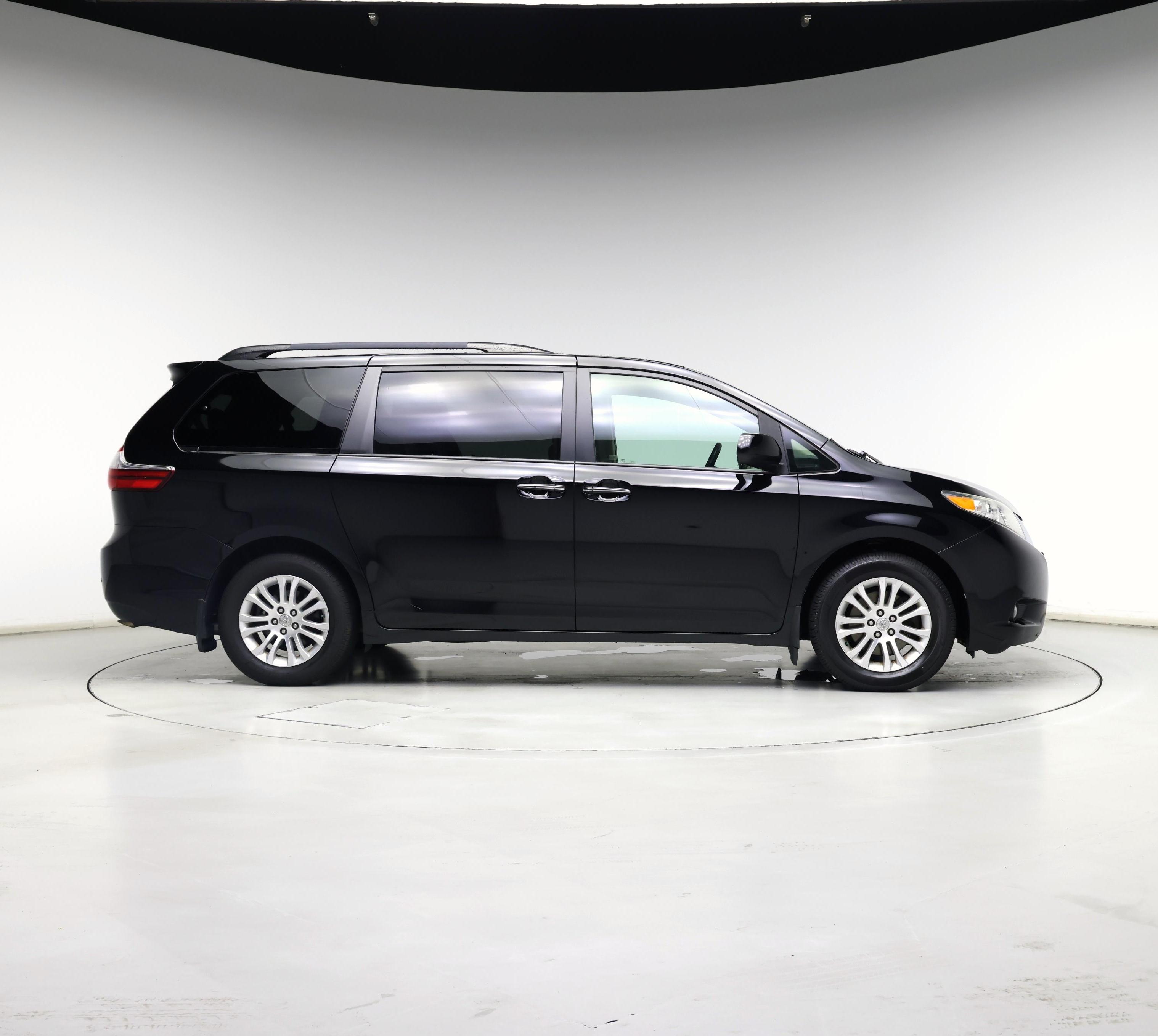 Thumbnail: 2017 Toyota Sienna - 7