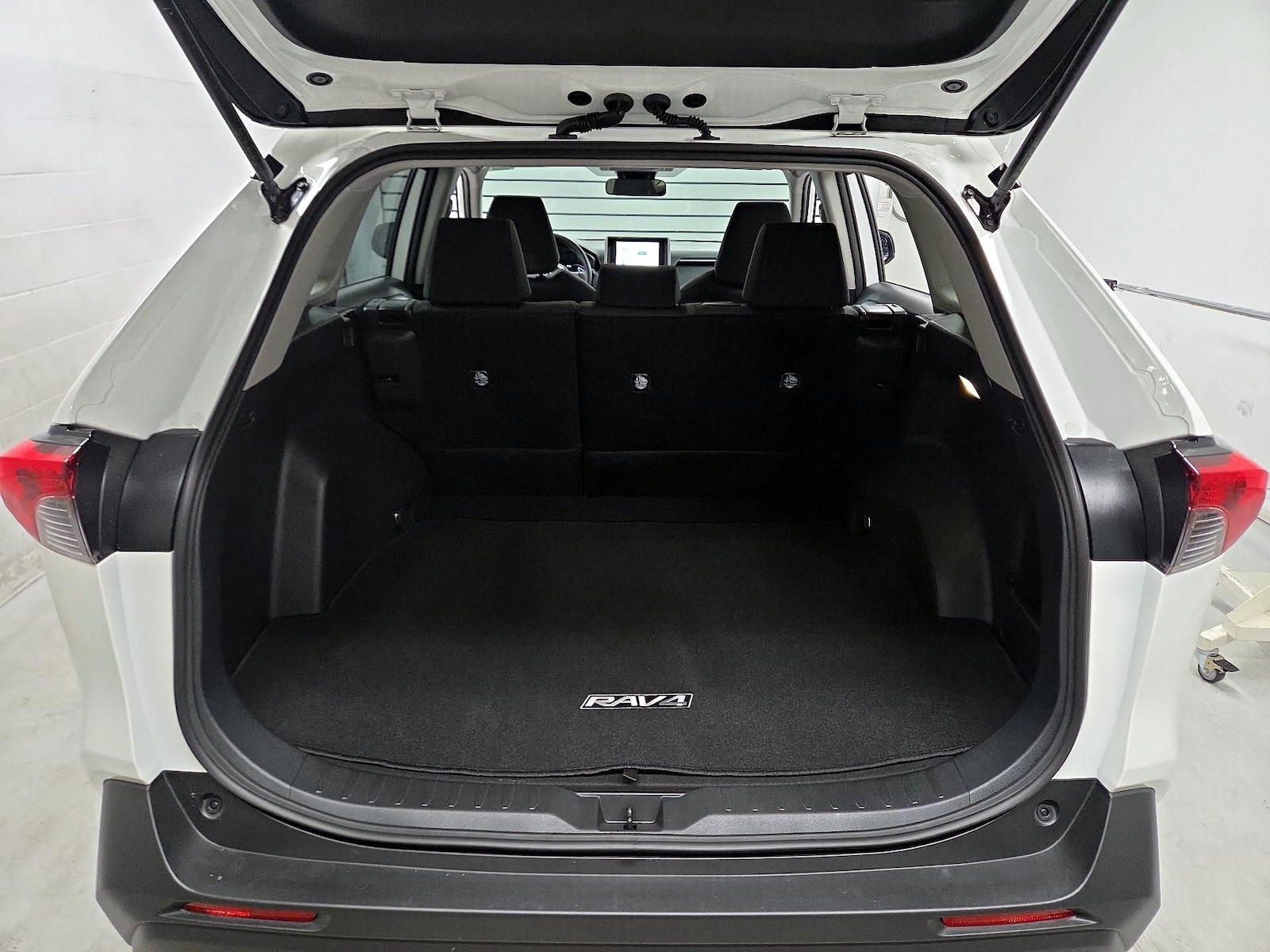 2025 Toyota RAV4 LE - Photo 18