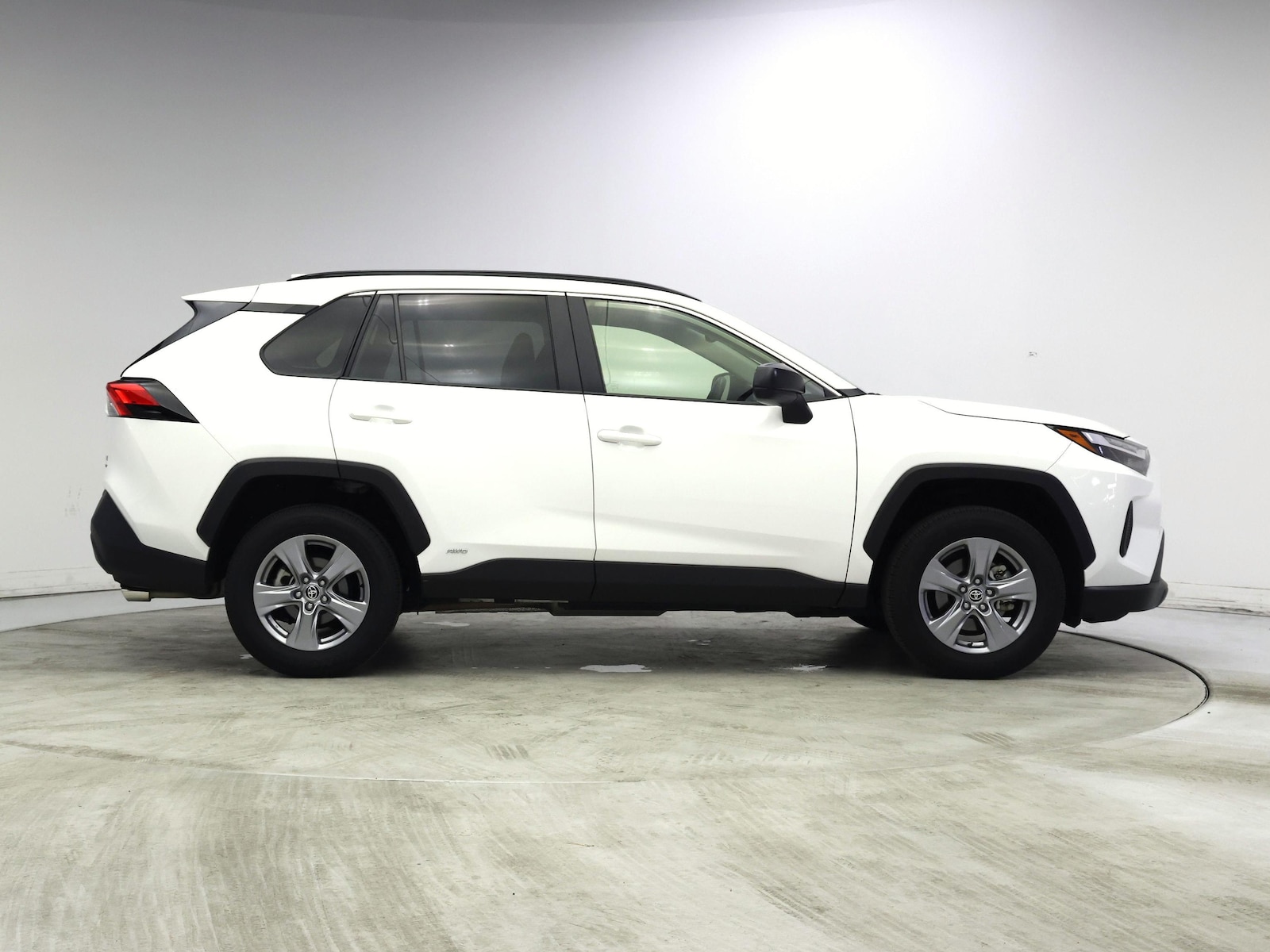 2025 Toyota RAV4 LE - Photo 8
