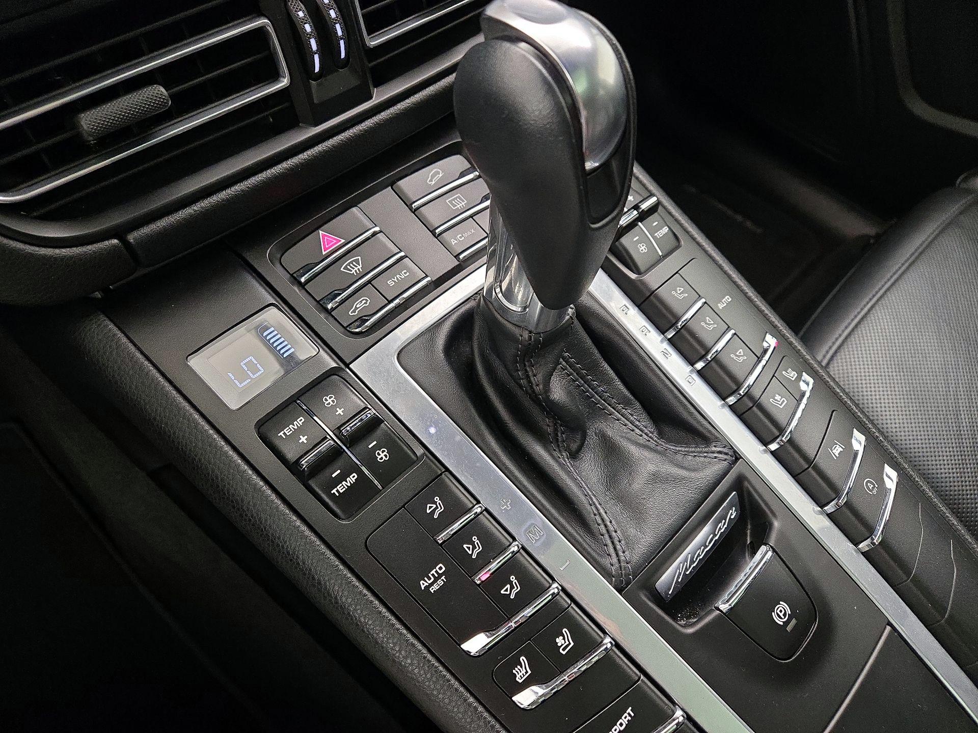 Thumbnail: 2021 Porsche Macan - 17