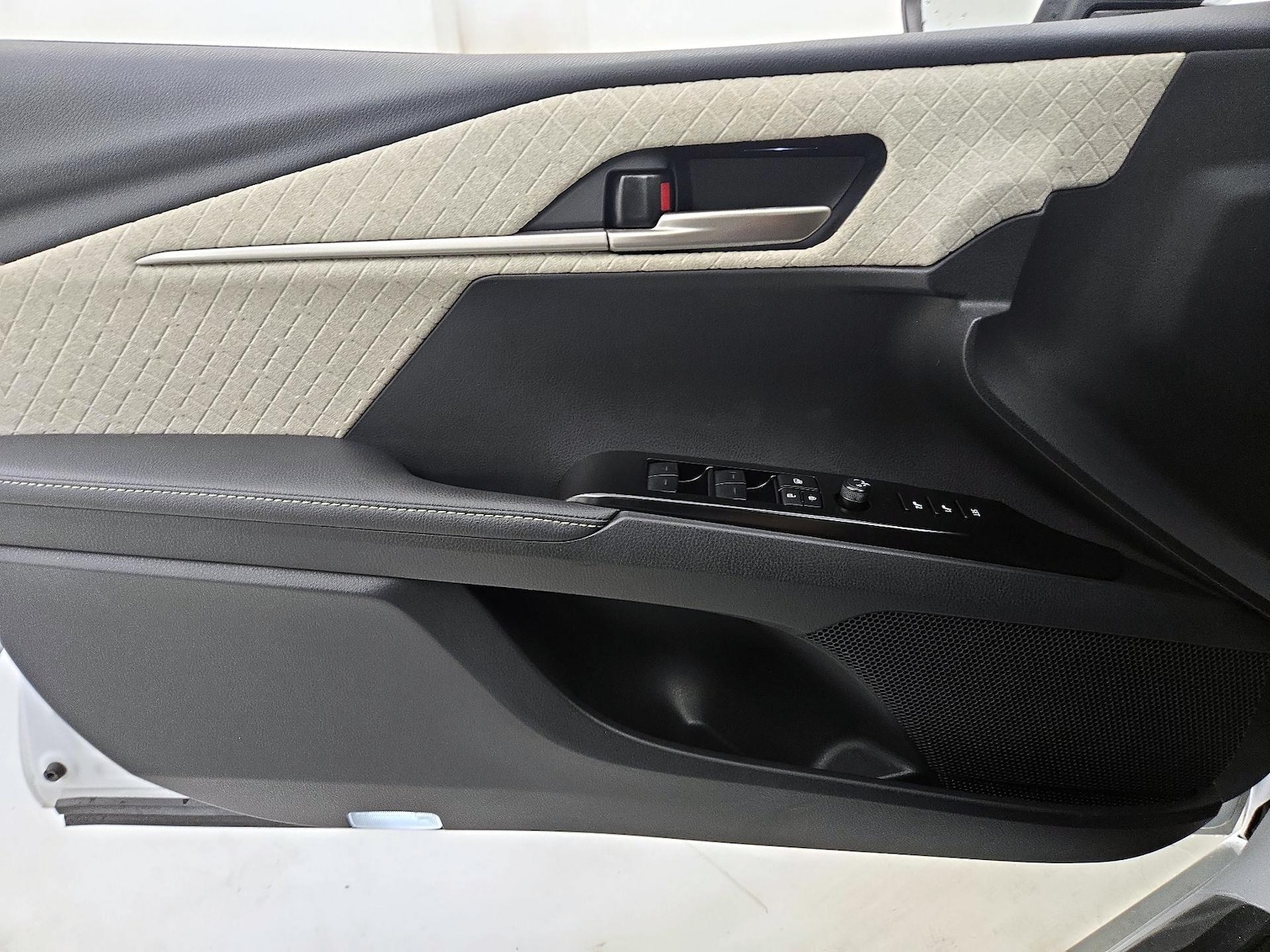 2025 Toyota Camry XLE - Photo 13