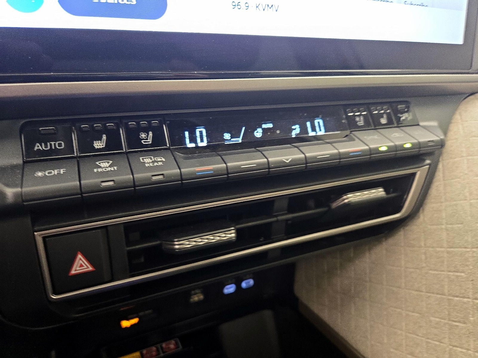 2025 Toyota Camry XLE - Photo 17