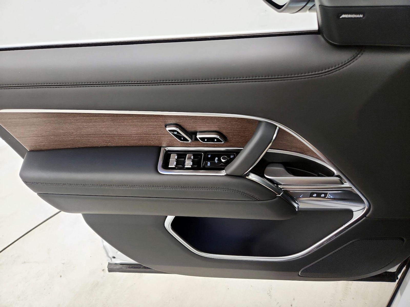 2025 Land Rover Range Rover SE - Photo 13