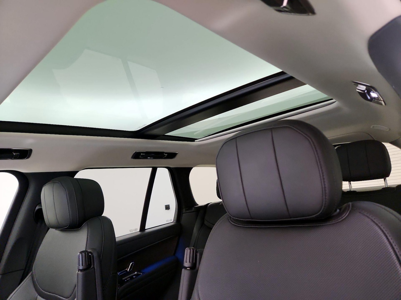 2025 Land Rover Range Rover SE - Photo 21