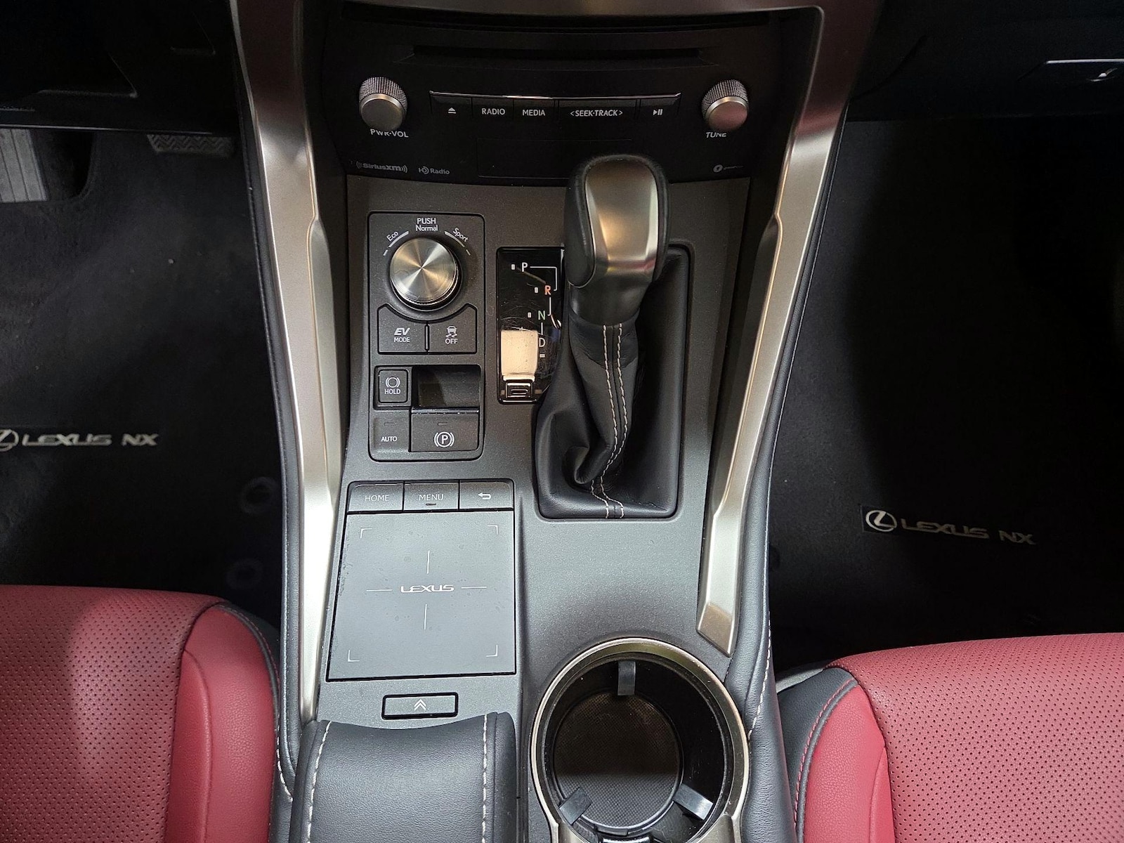 2021 Lexus NX Hybrid 300h - Photo 16