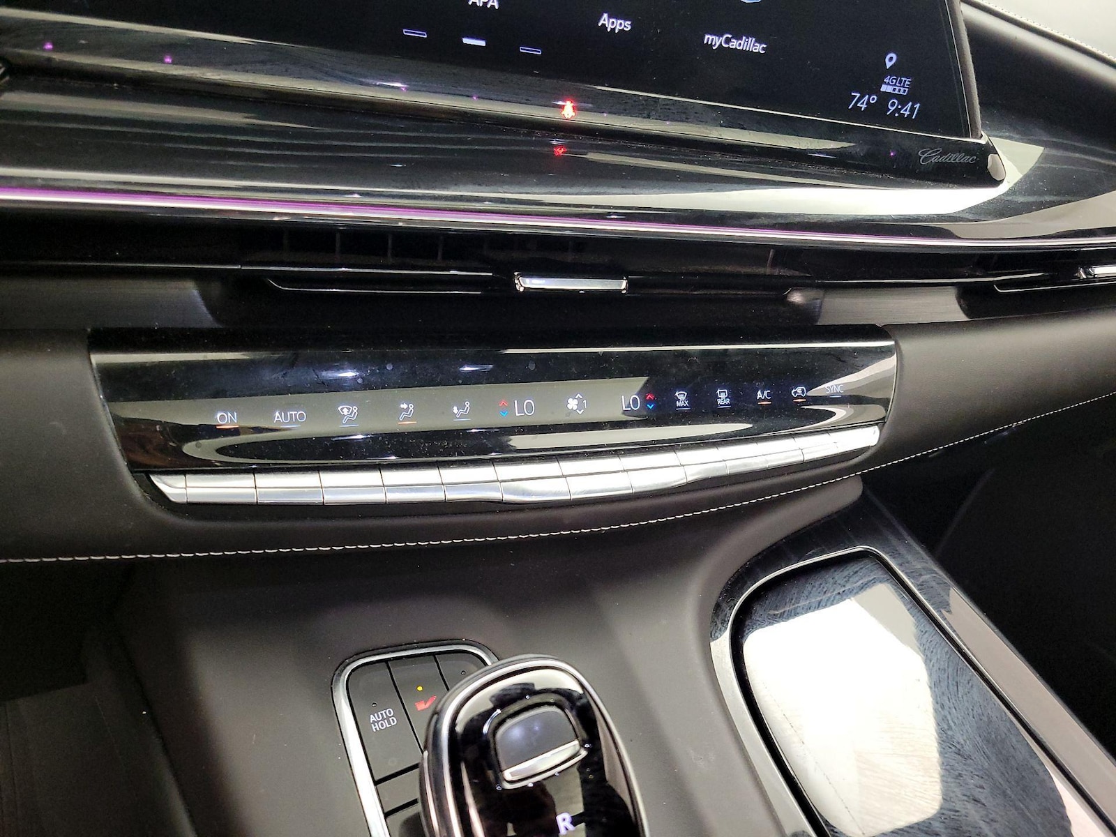 2023 Cadillac Escalade V-Series - Photo 18
