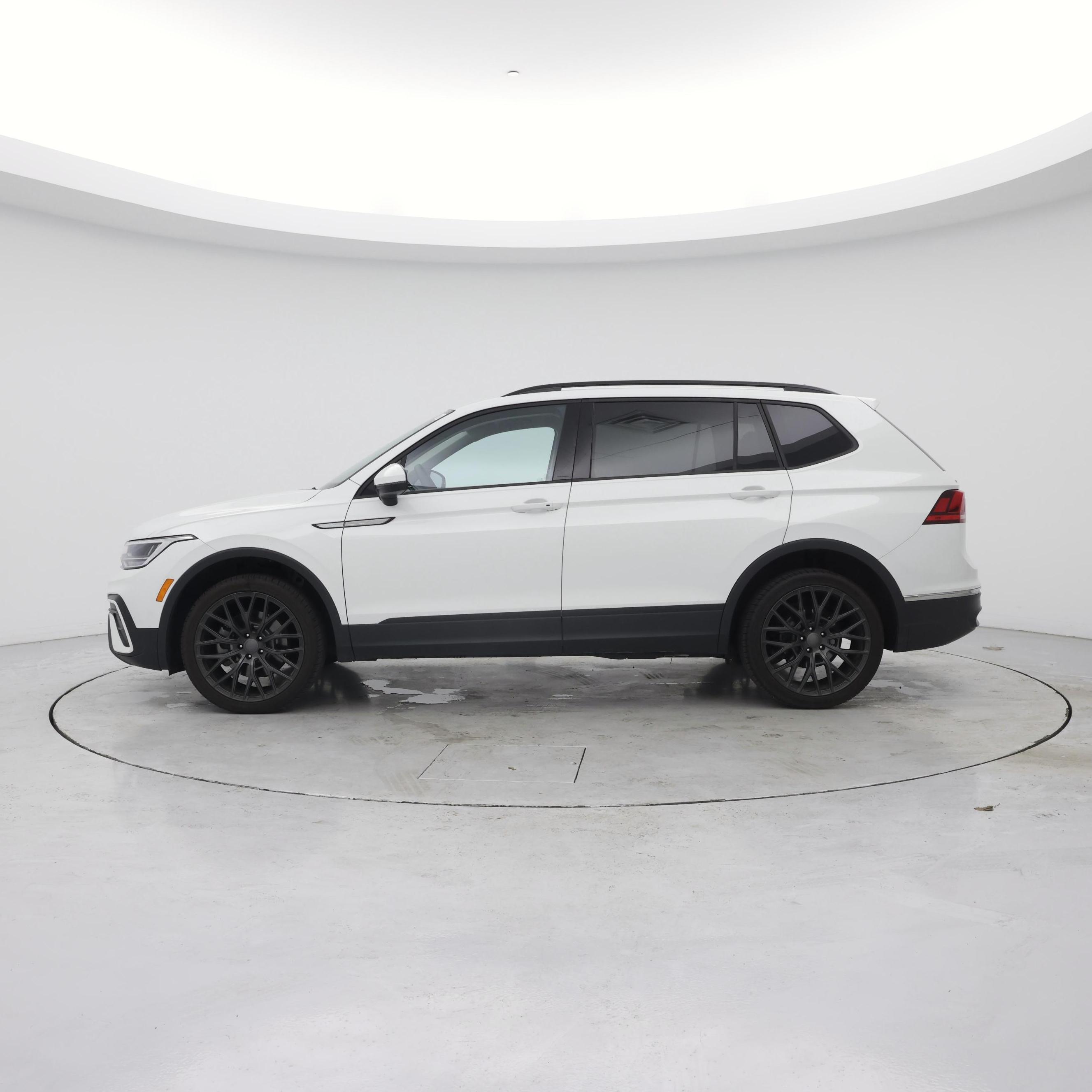 Thumbnail: 2022 Volkswagen Tiguan - 3