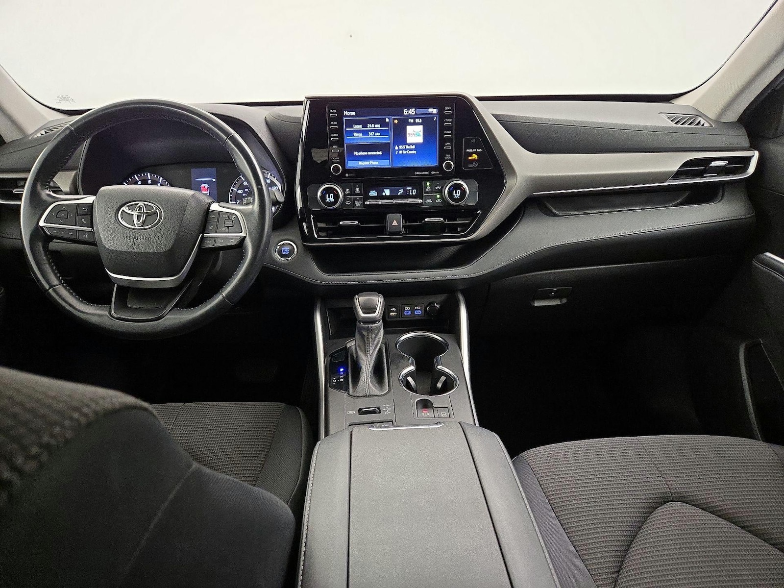 2022 Toyota Highlander LE - Photo 10