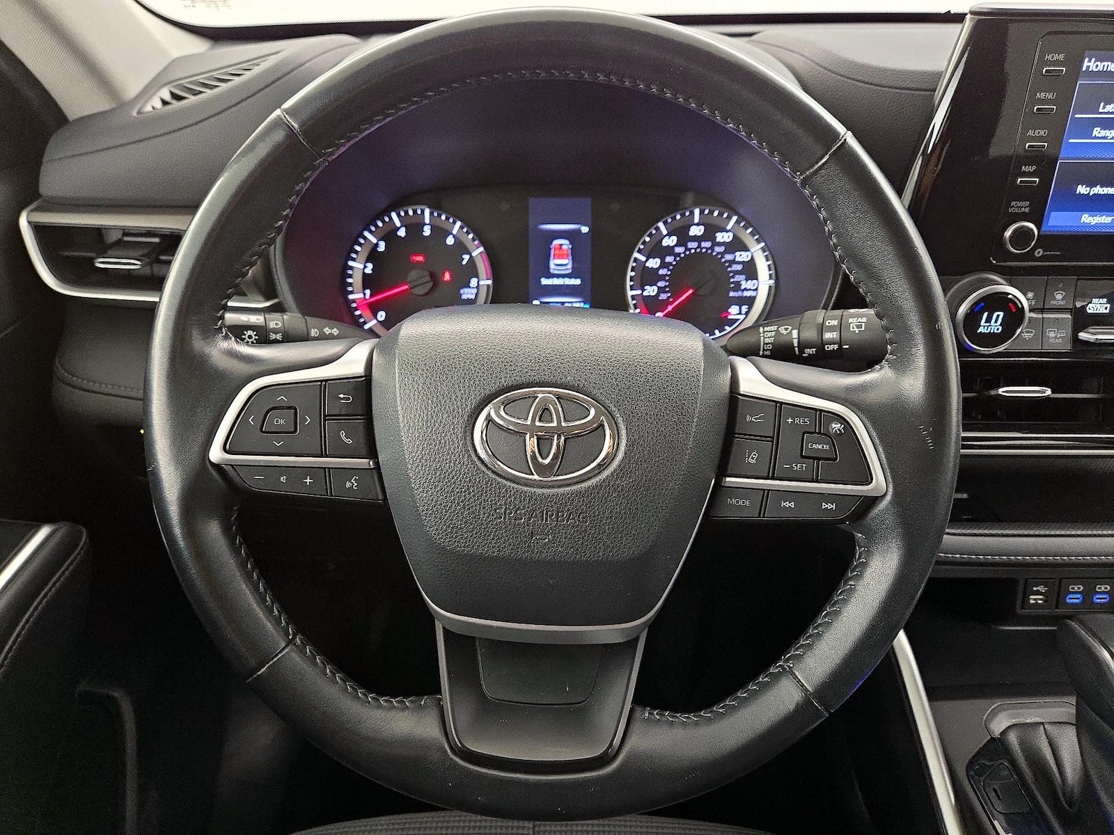 2022 Toyota Highlander LE - Photo 11