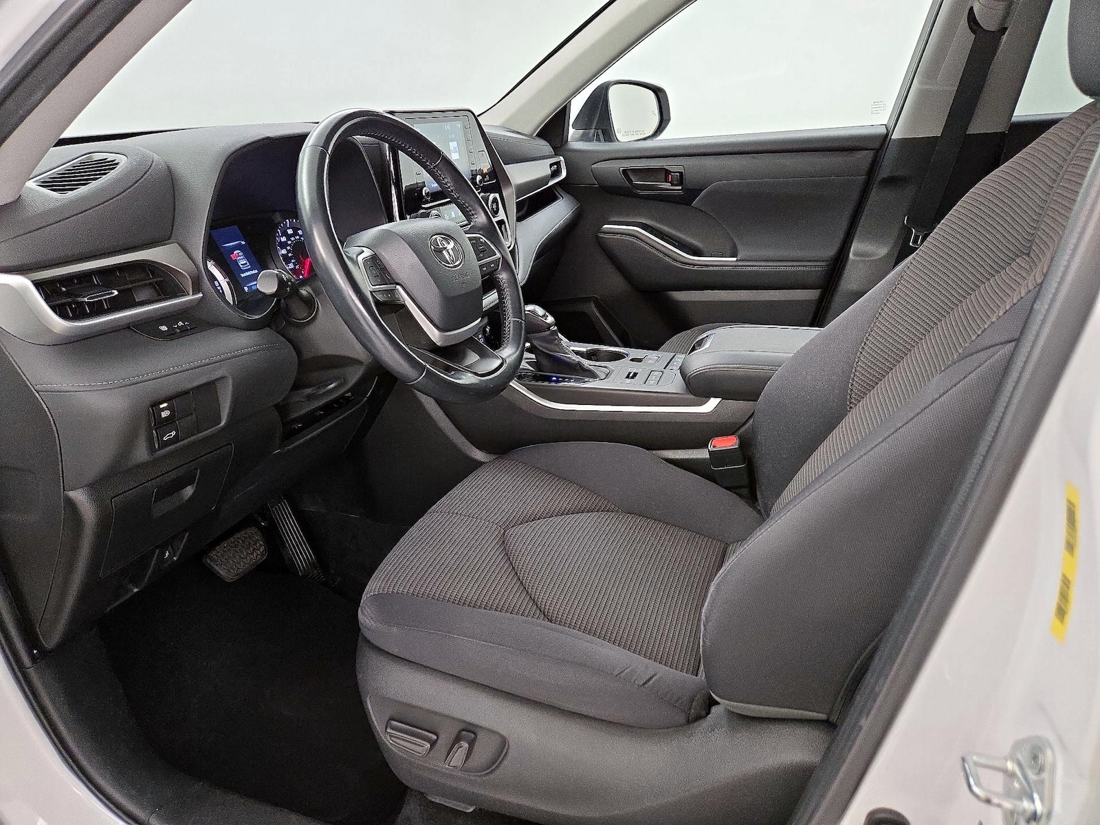 2022 Toyota Highlander LE - Photo 12