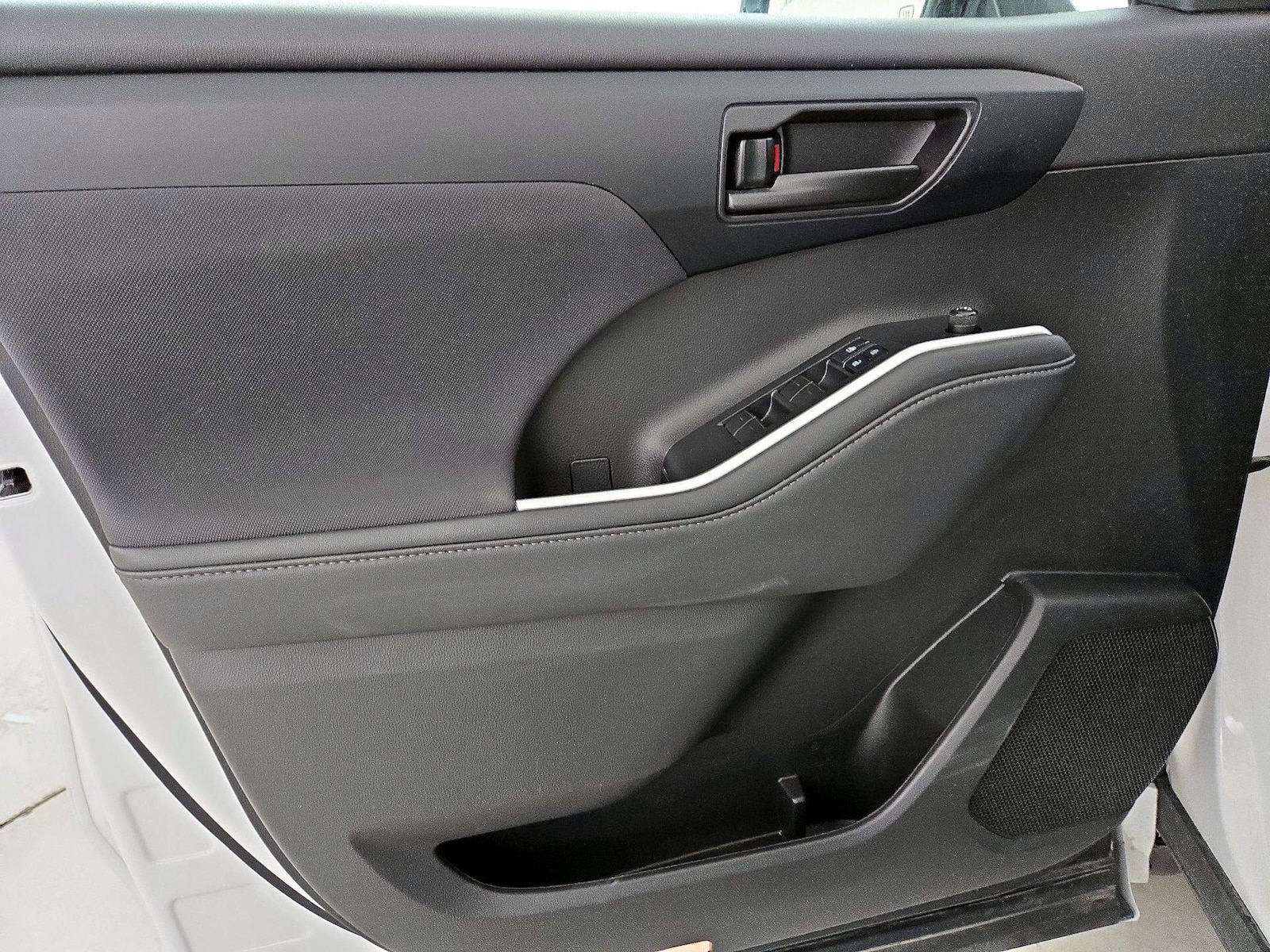 2022 Toyota Highlander LE - Photo 13